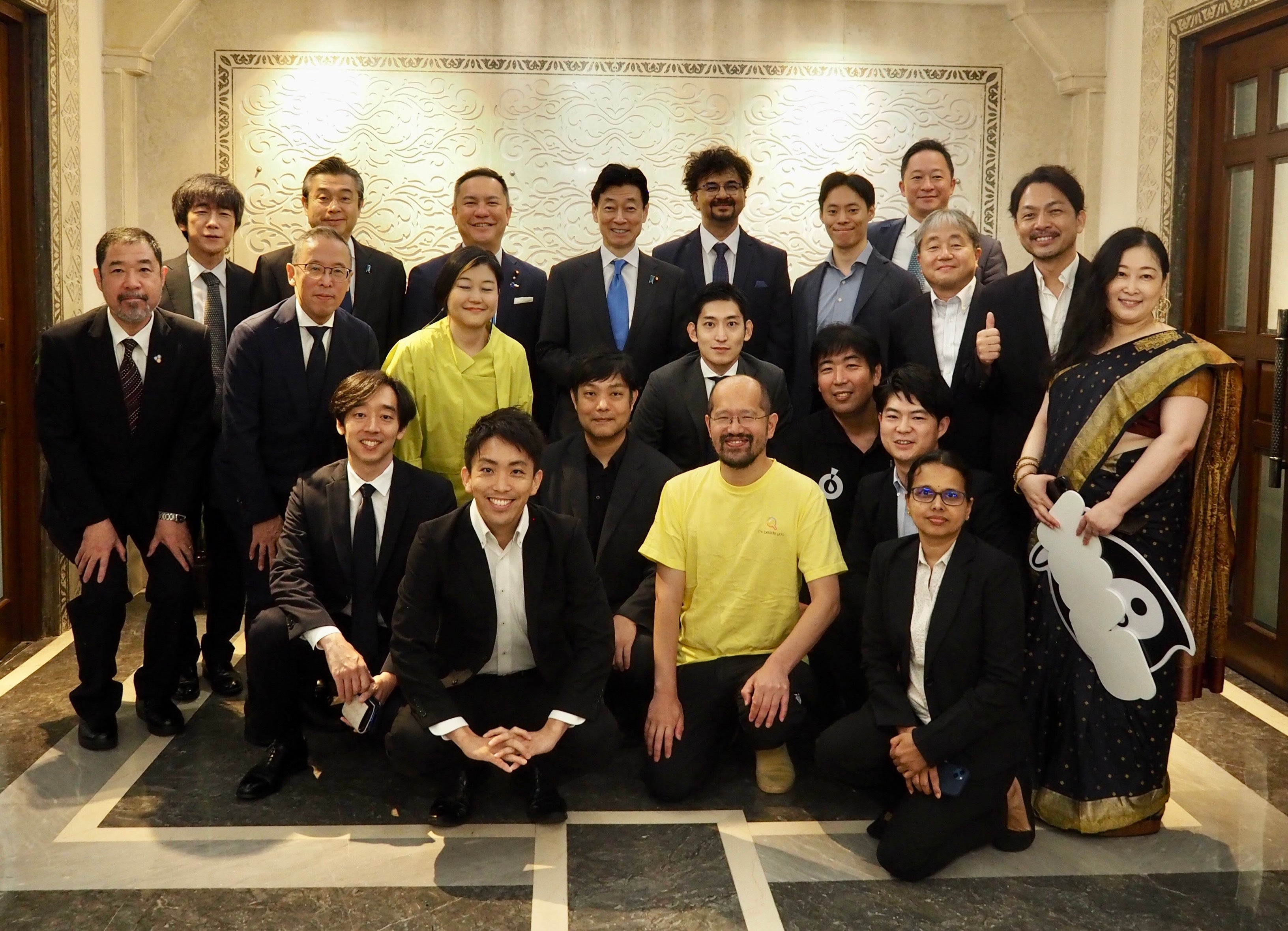 西村経済産業大臣とセミナーに参加した スタートアップ15社のメンバー