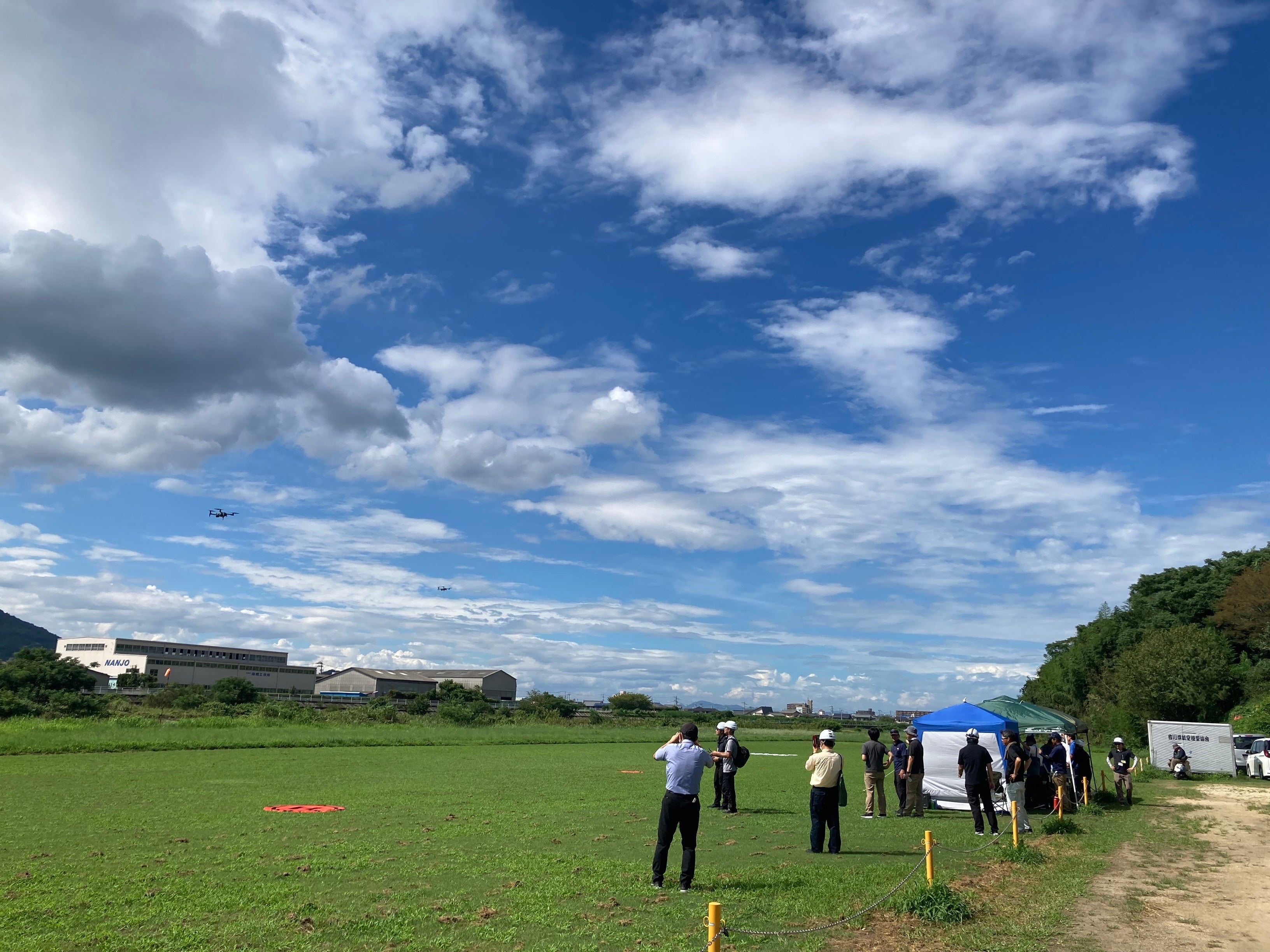 参加者がSOTEN（蒼天）の操縦体験をする様子