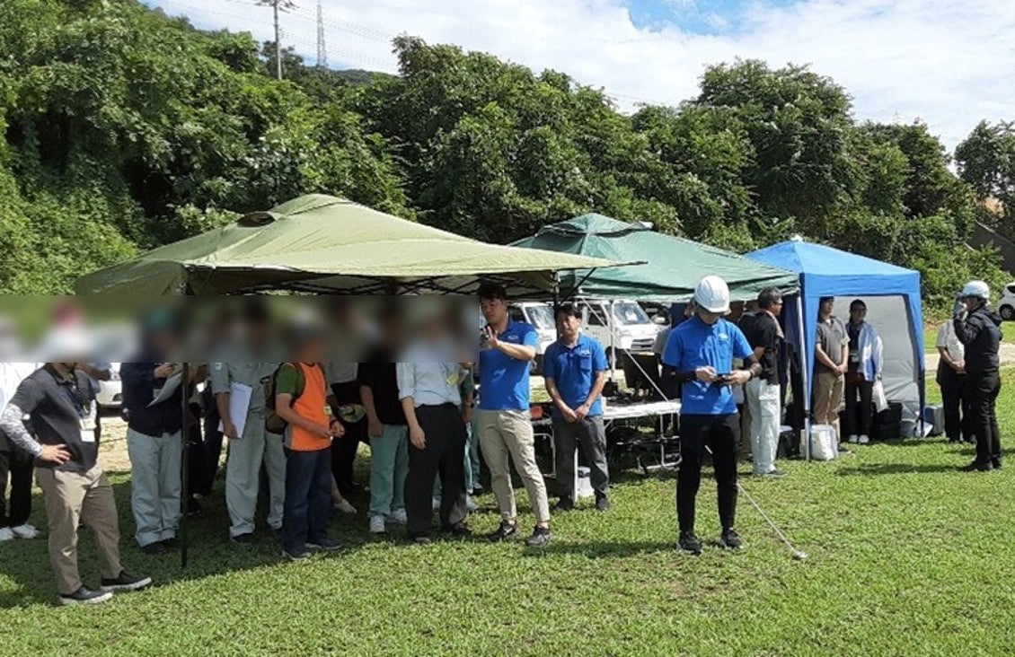 ＡＣＳＬ社員が製品説明をする様子