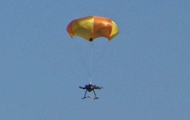 パラシュートが開いた様子（提供：日本化薬）