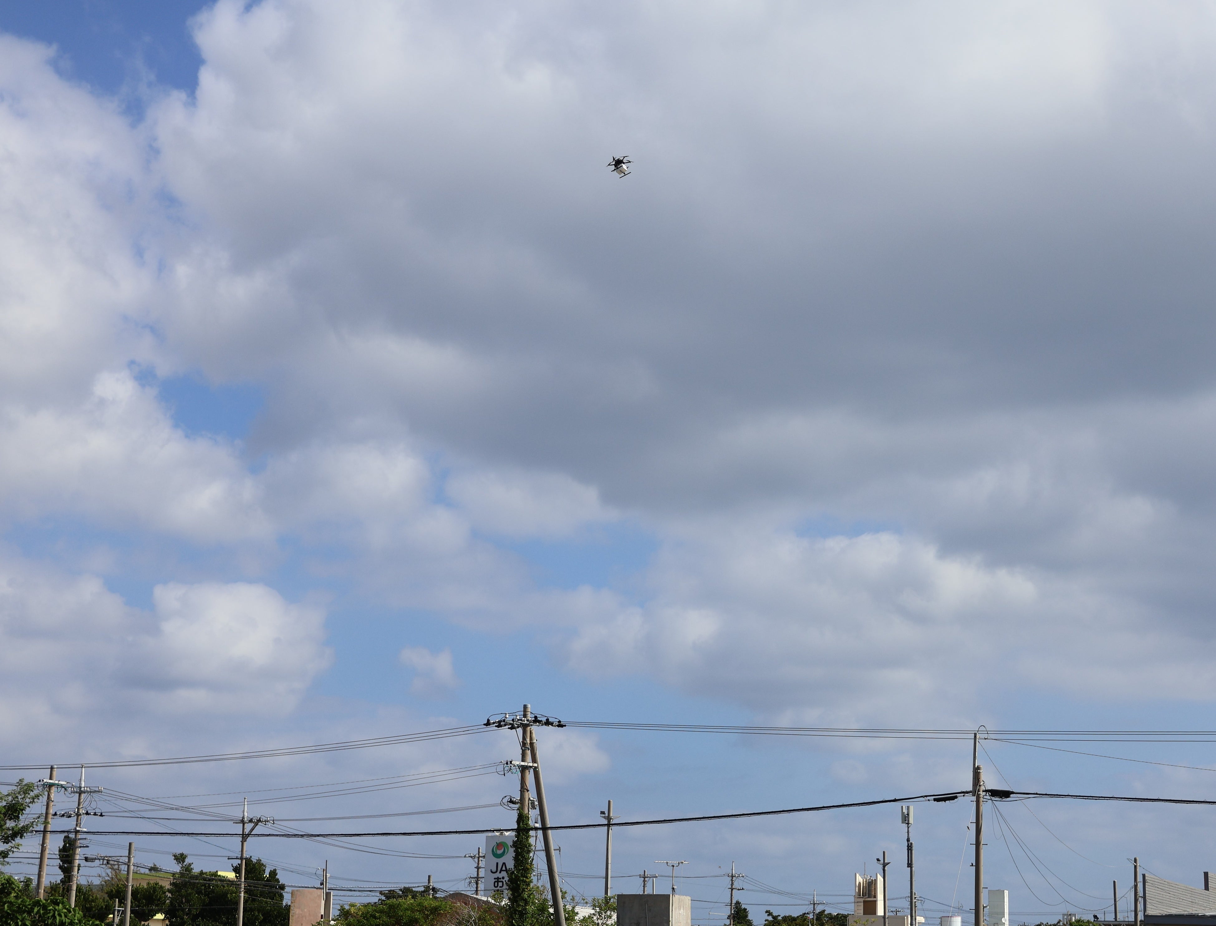 PF2-CAT3が有人地帯上空を飛行する様子