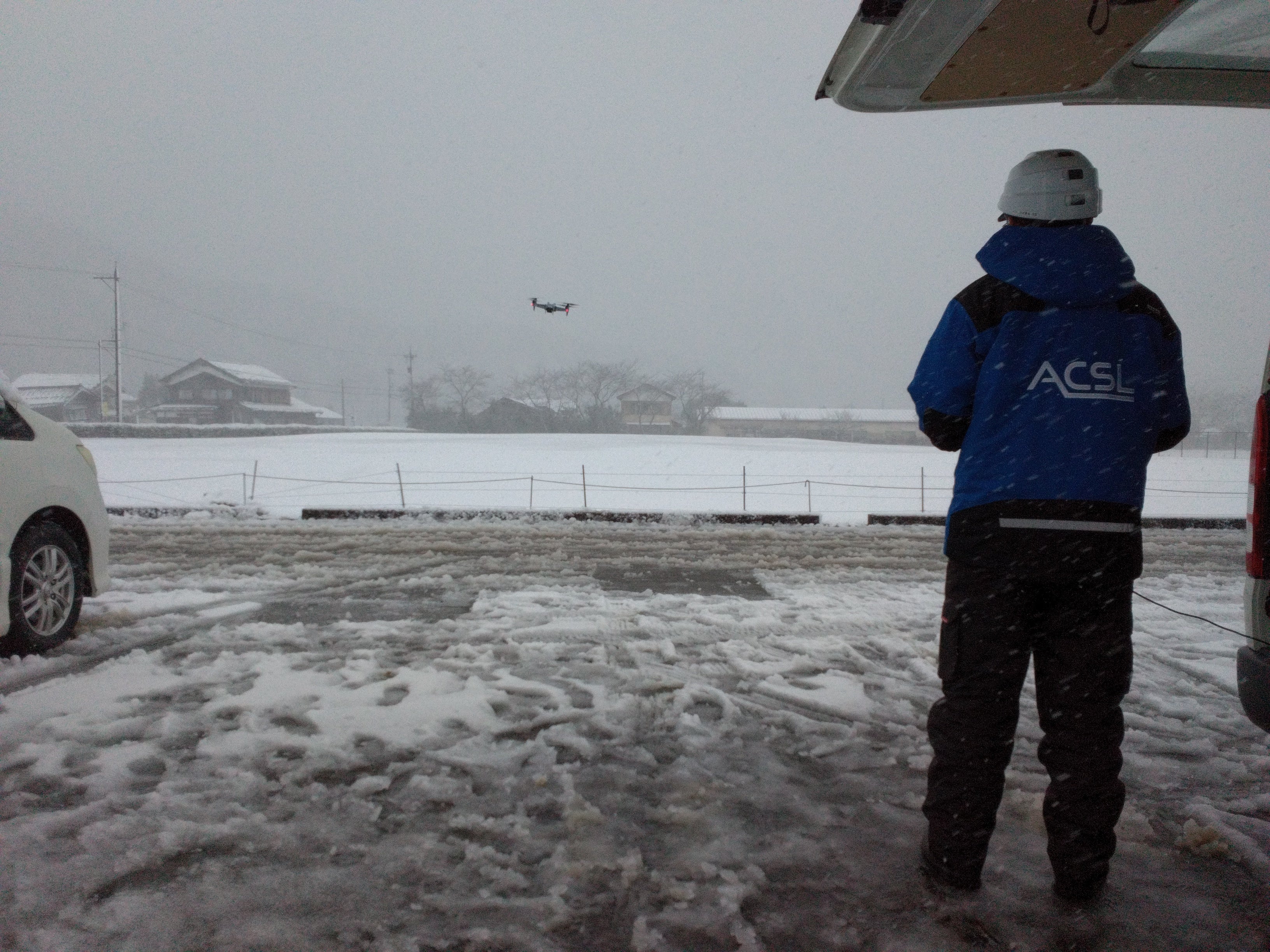 輪島市でドローンを飛行させ被災状況を調査する様子
