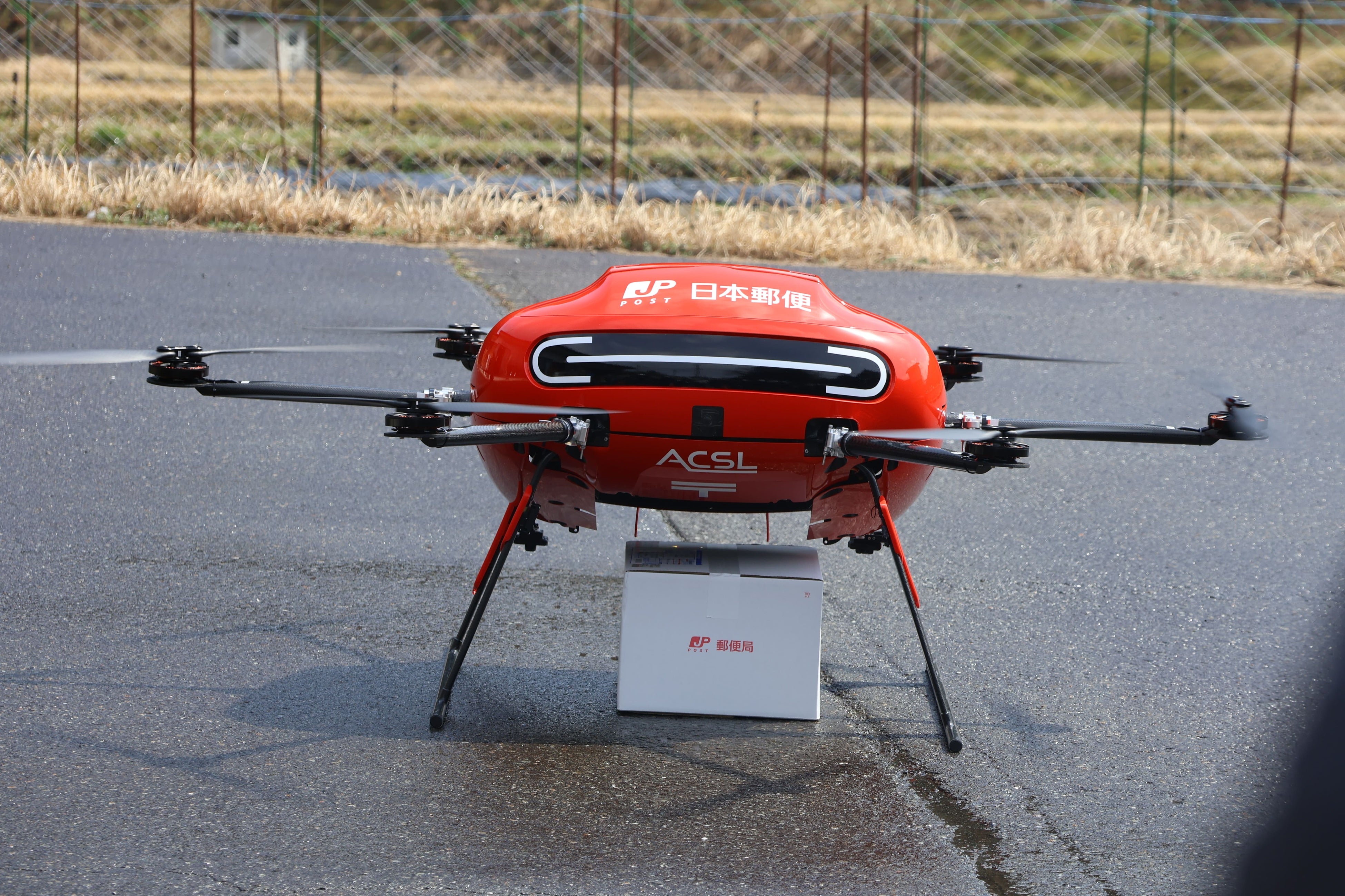 新型ドローンが荷物を自動で「置き配」する様子