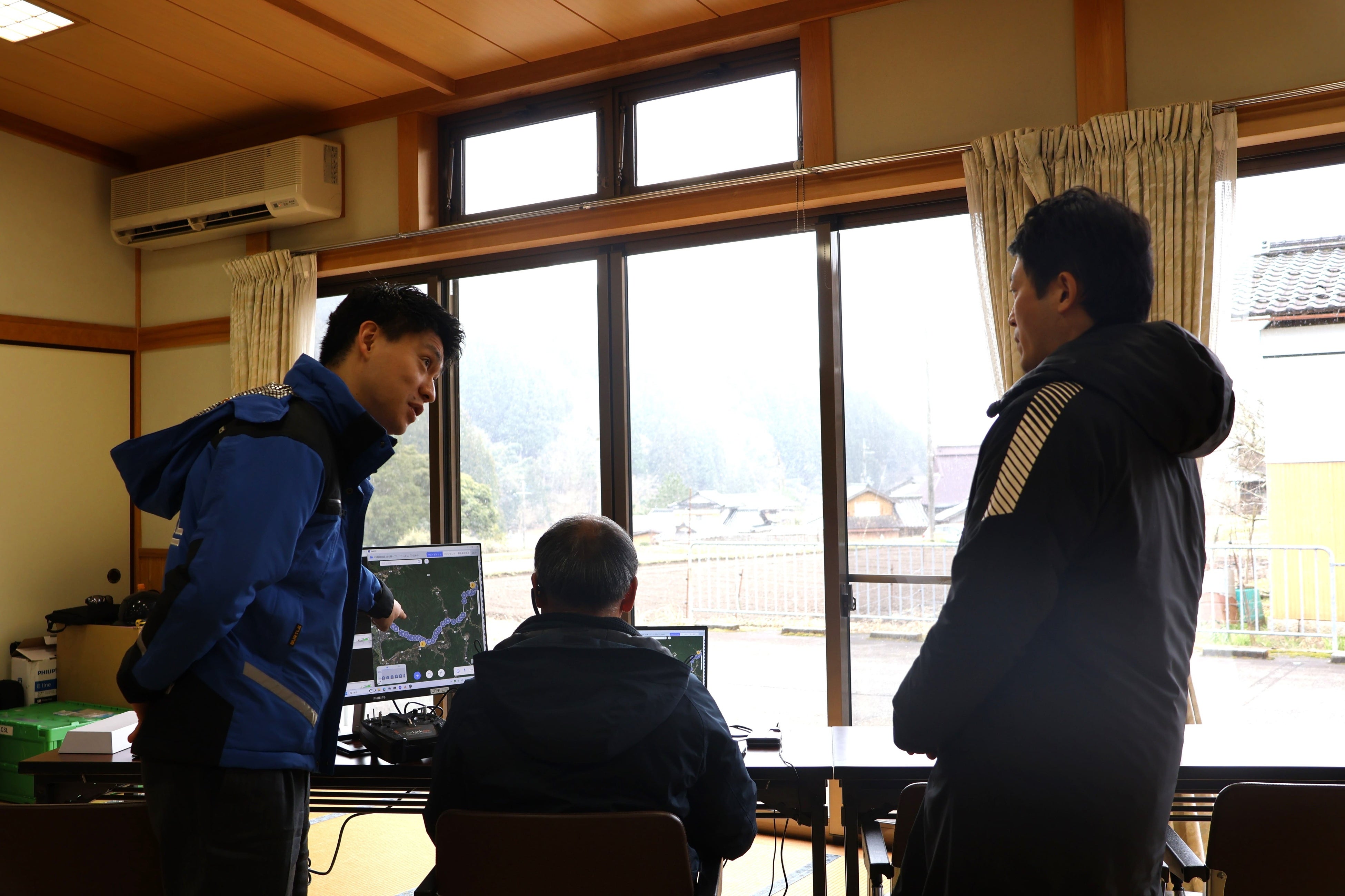 ＡＣＳＬ CEOの鷲谷が兵庫県知事の斎藤様に 飛行ルートなどを説明する様子。写真右：兵庫県知事　斎藤元彦様、写真左：ＡＣＳＬ代表取締役CEO　鷲谷聡之