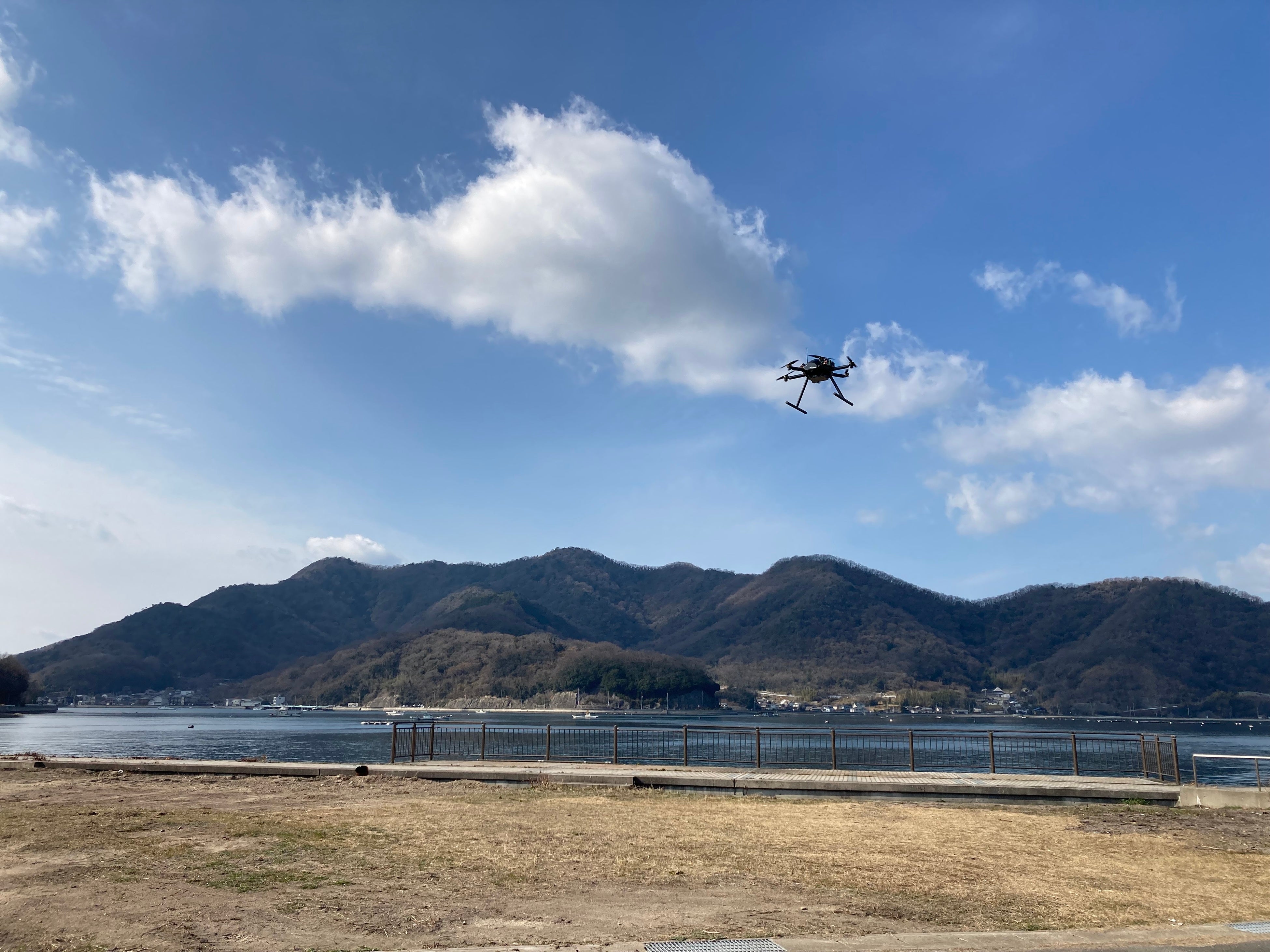 出発地点からドローンが離陸する様子