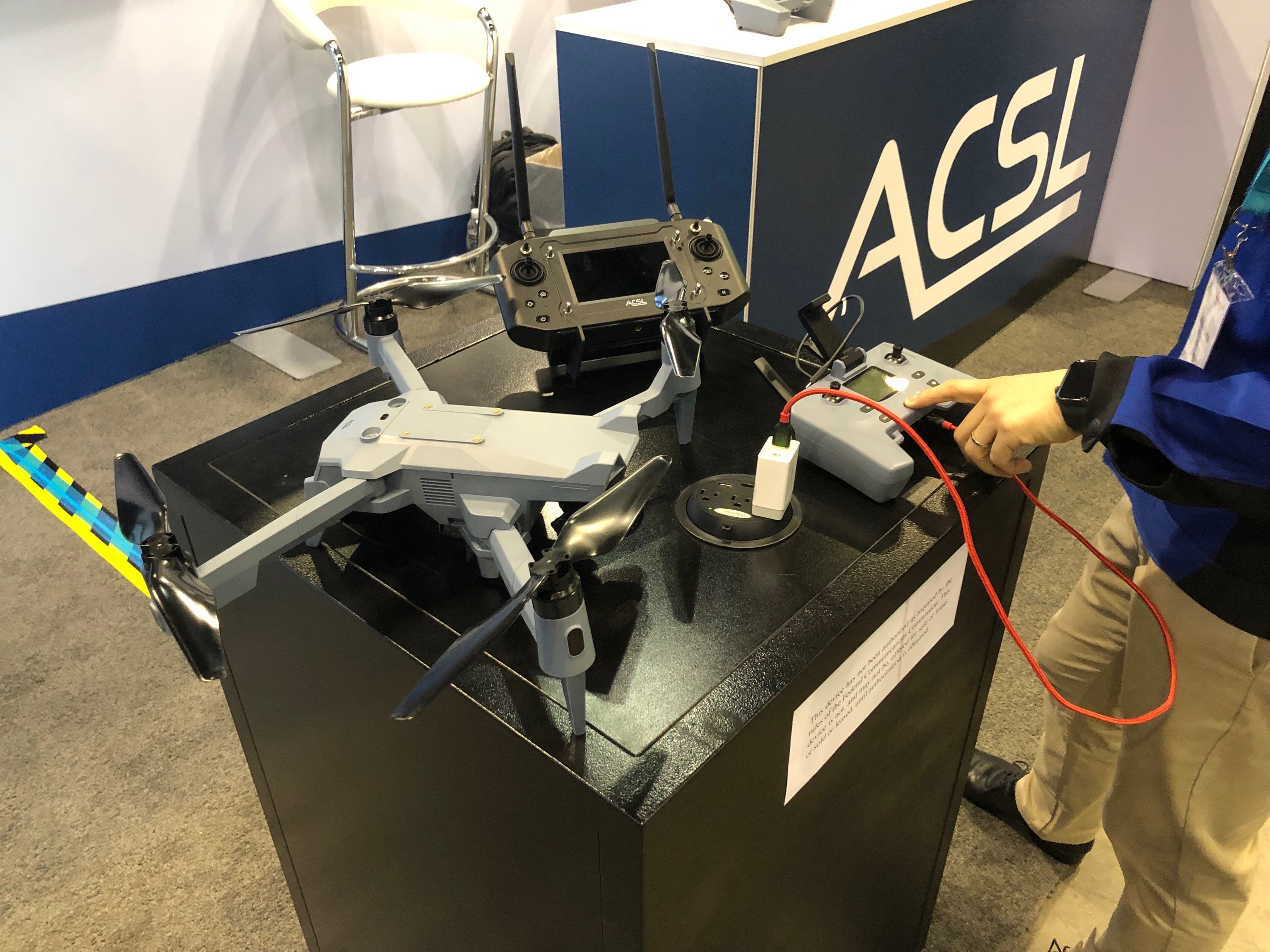 SOTEN（蒼天）、送信機、 スマートコントローラーを展示