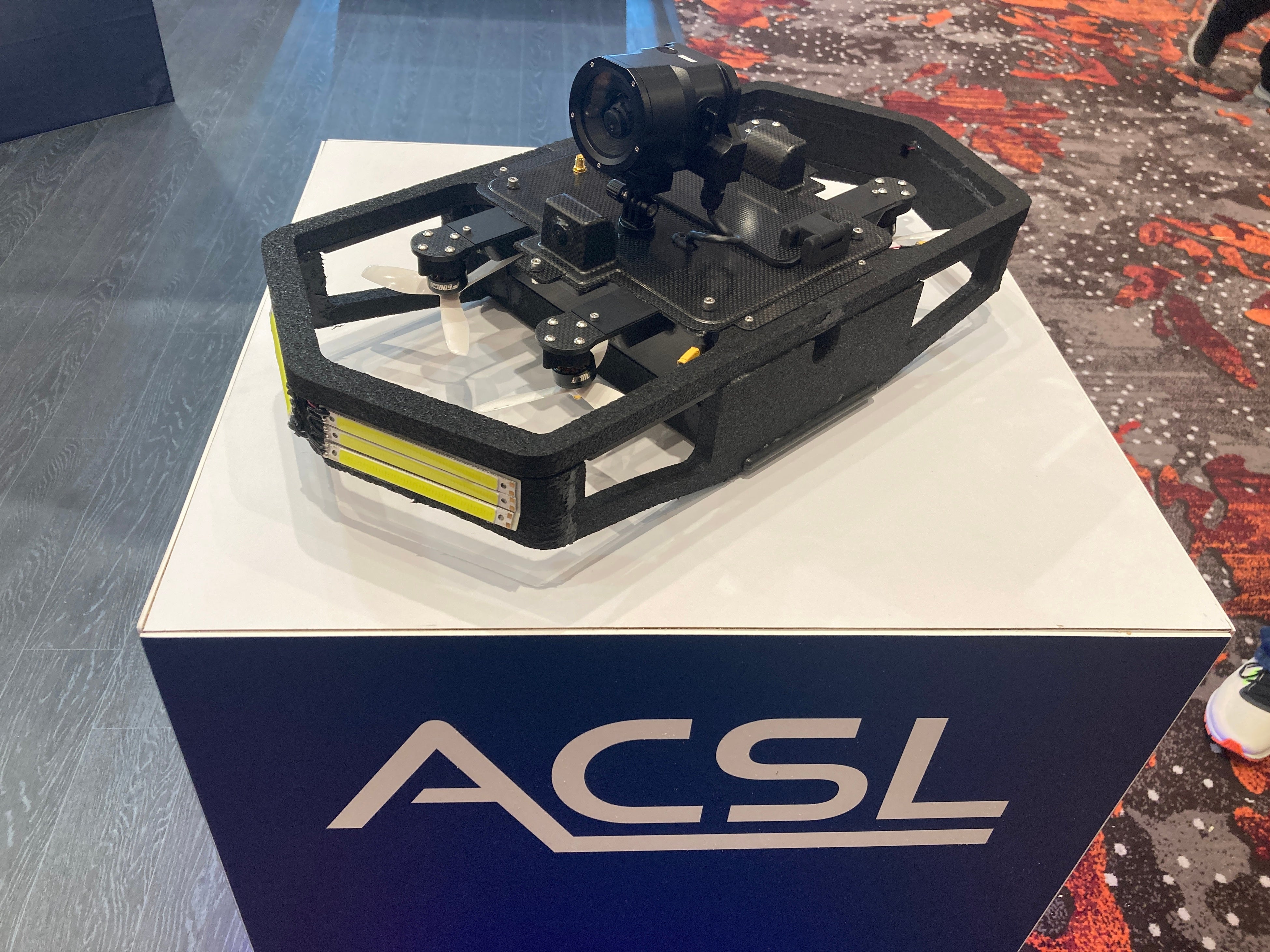 閉鎖環境点検ドローンFi4は 海外展示会では初出展