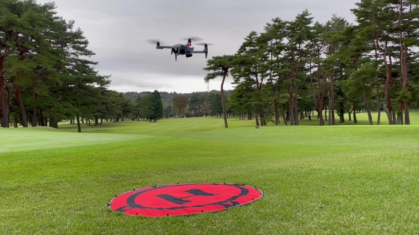 ゴルフ場の芝の撮影を行うSOTEN（蒼天）