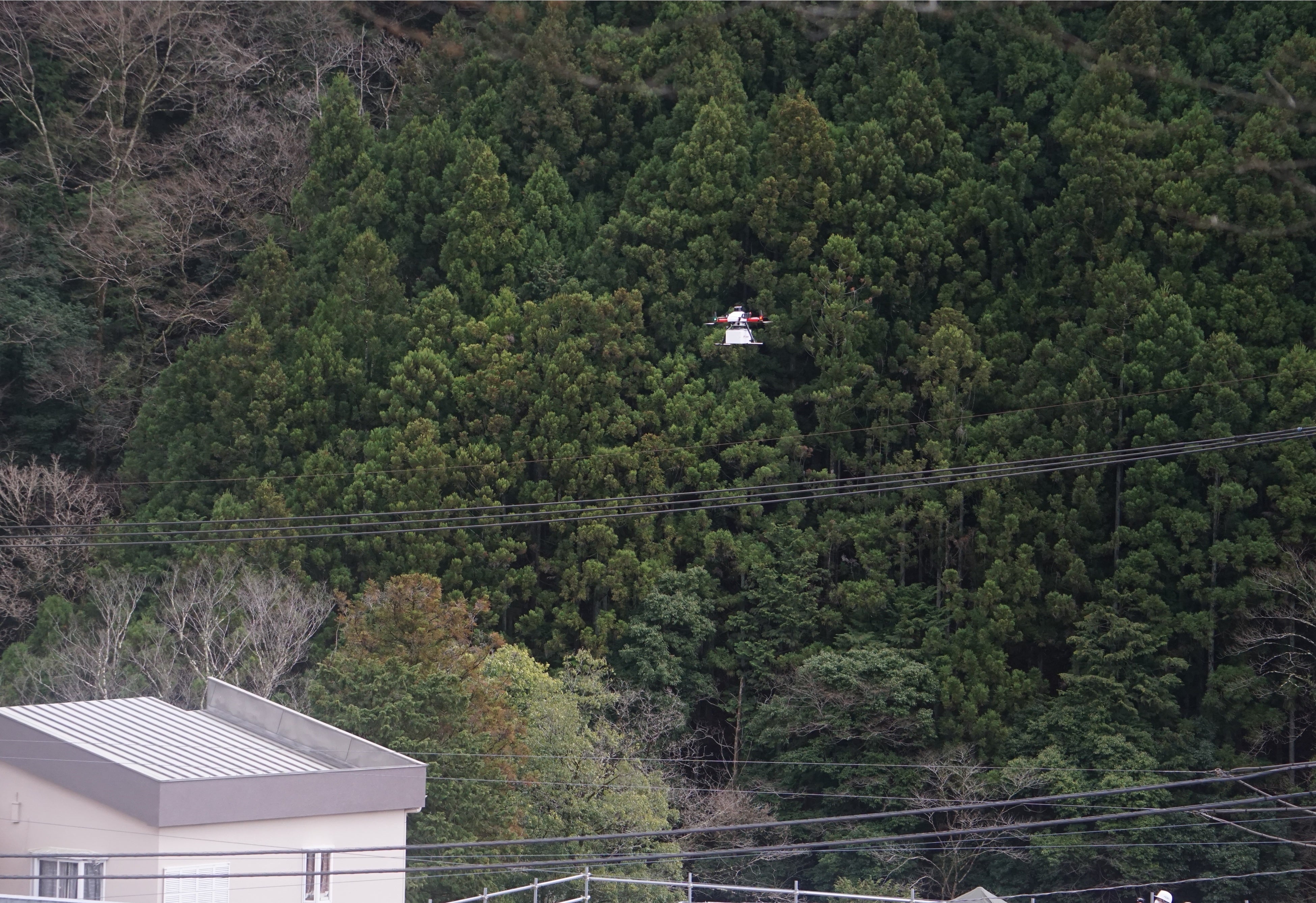 ドローンが有人地帯上空を飛行する様子