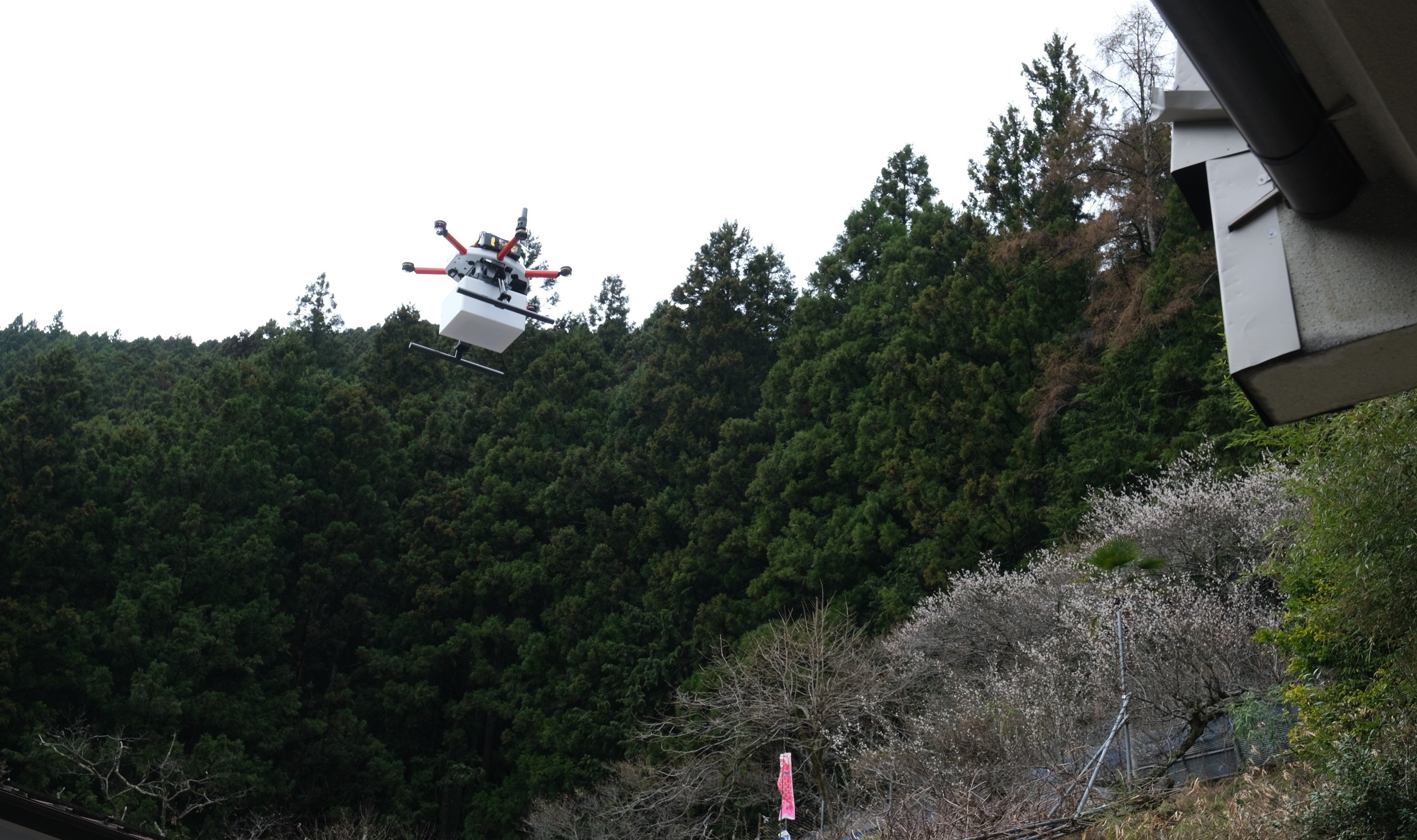 配送先の受取人さま宅へ降り立つ様子