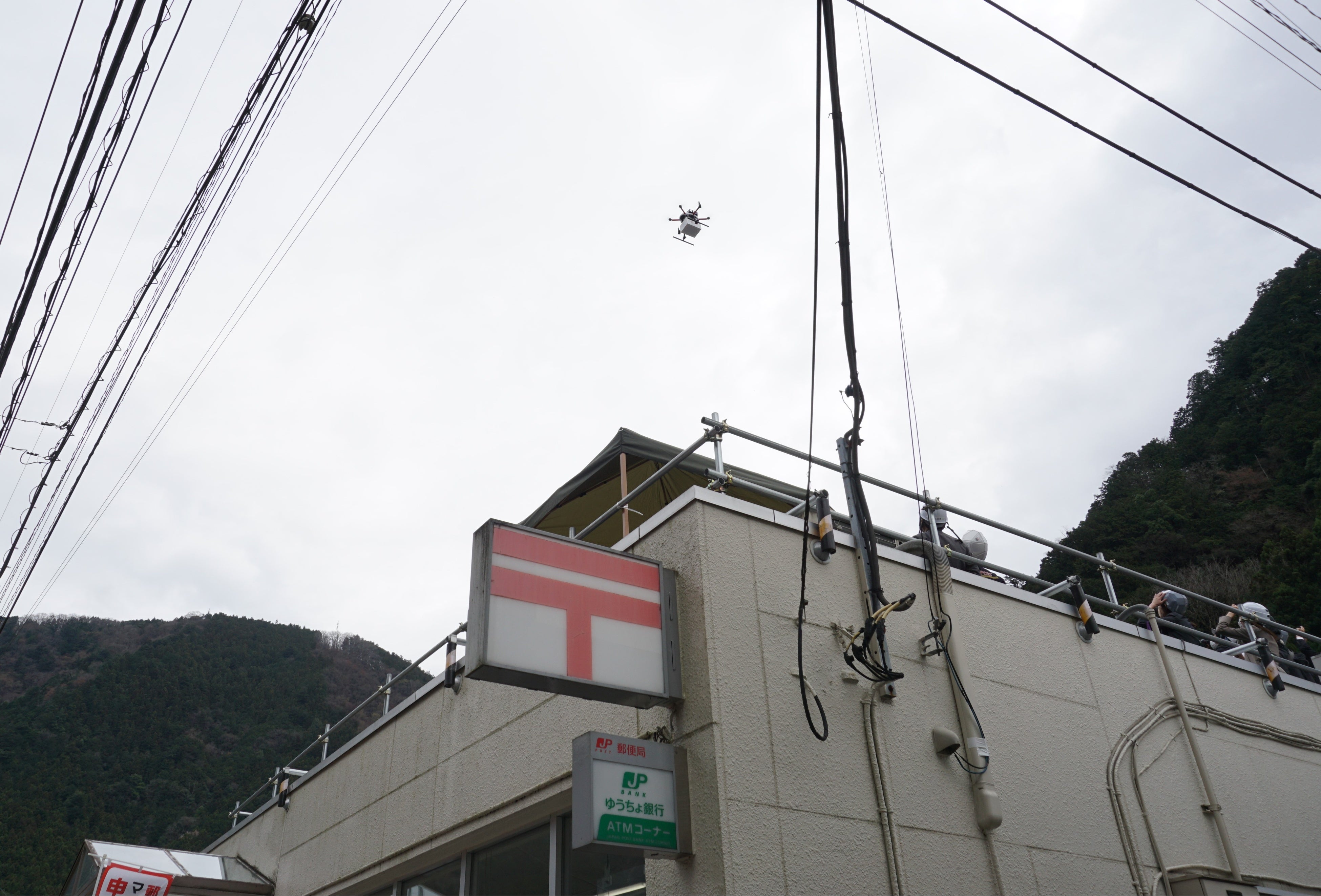 奥多摩郵便局を飛び立つドローン