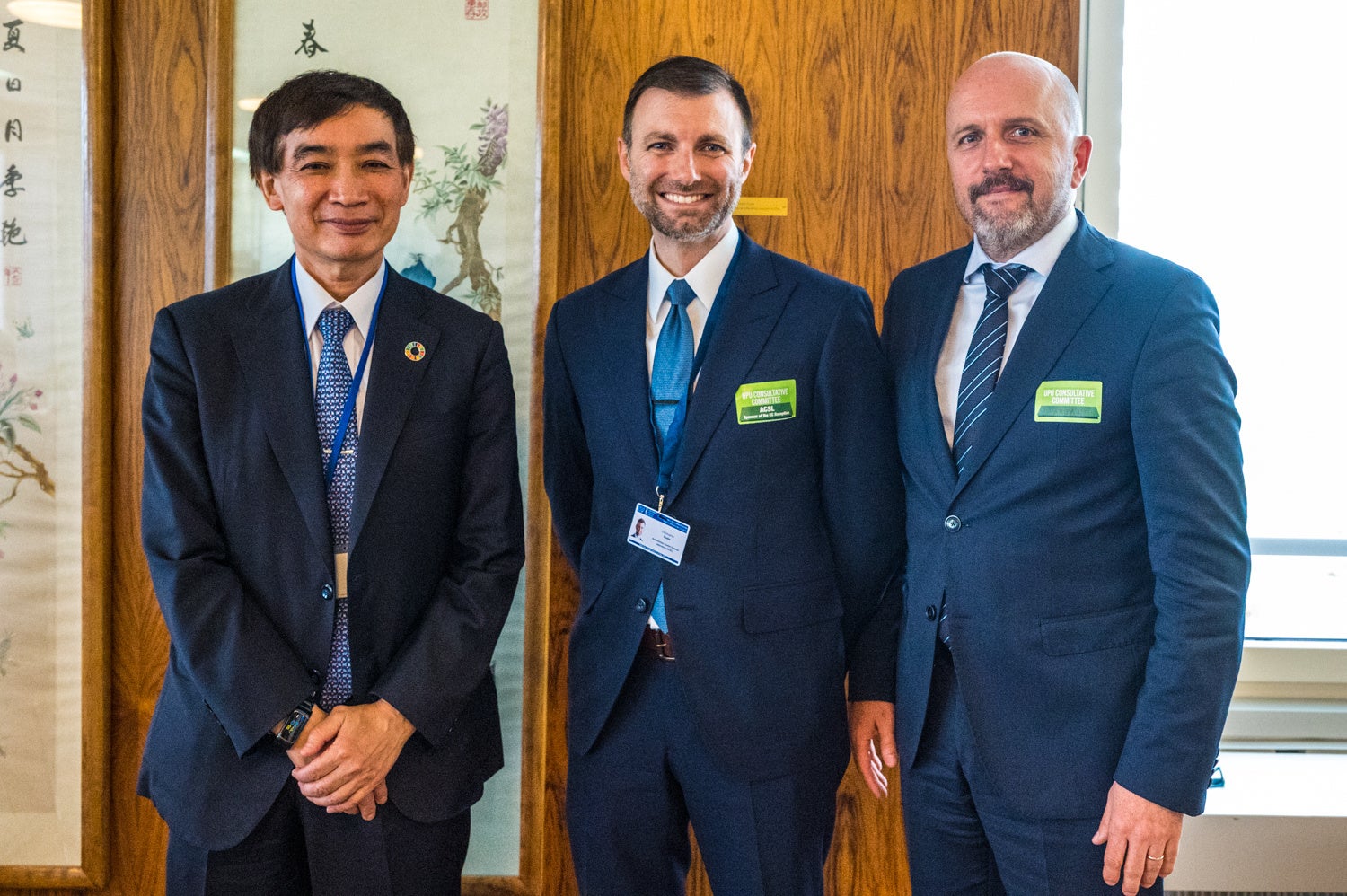 目時事務局長(左)、オスヴァルド事務局次長(右)とグローバルCTO ラービ(中)