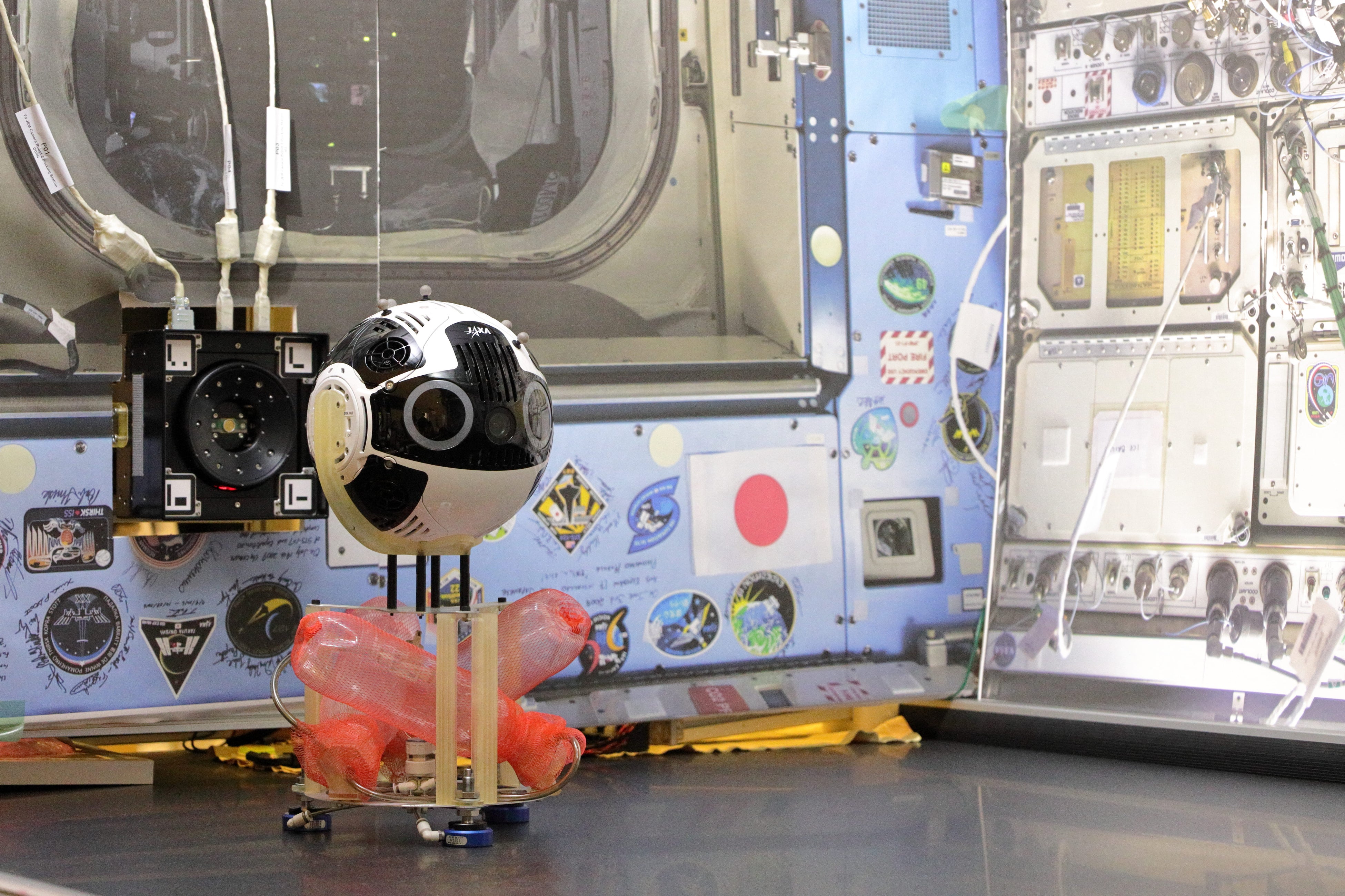 Int-Ball2の地上試験の様子（C)JAXA