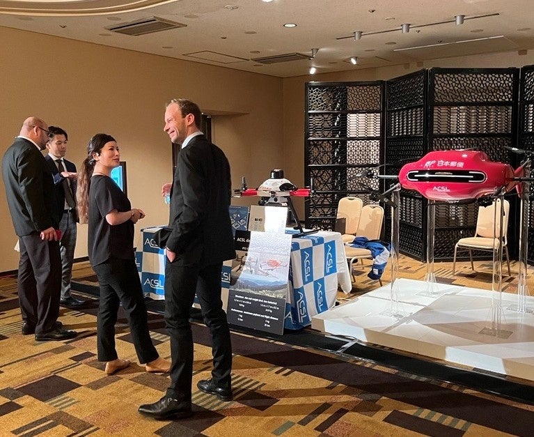 視察された各国の関係者に社員が対応する様子