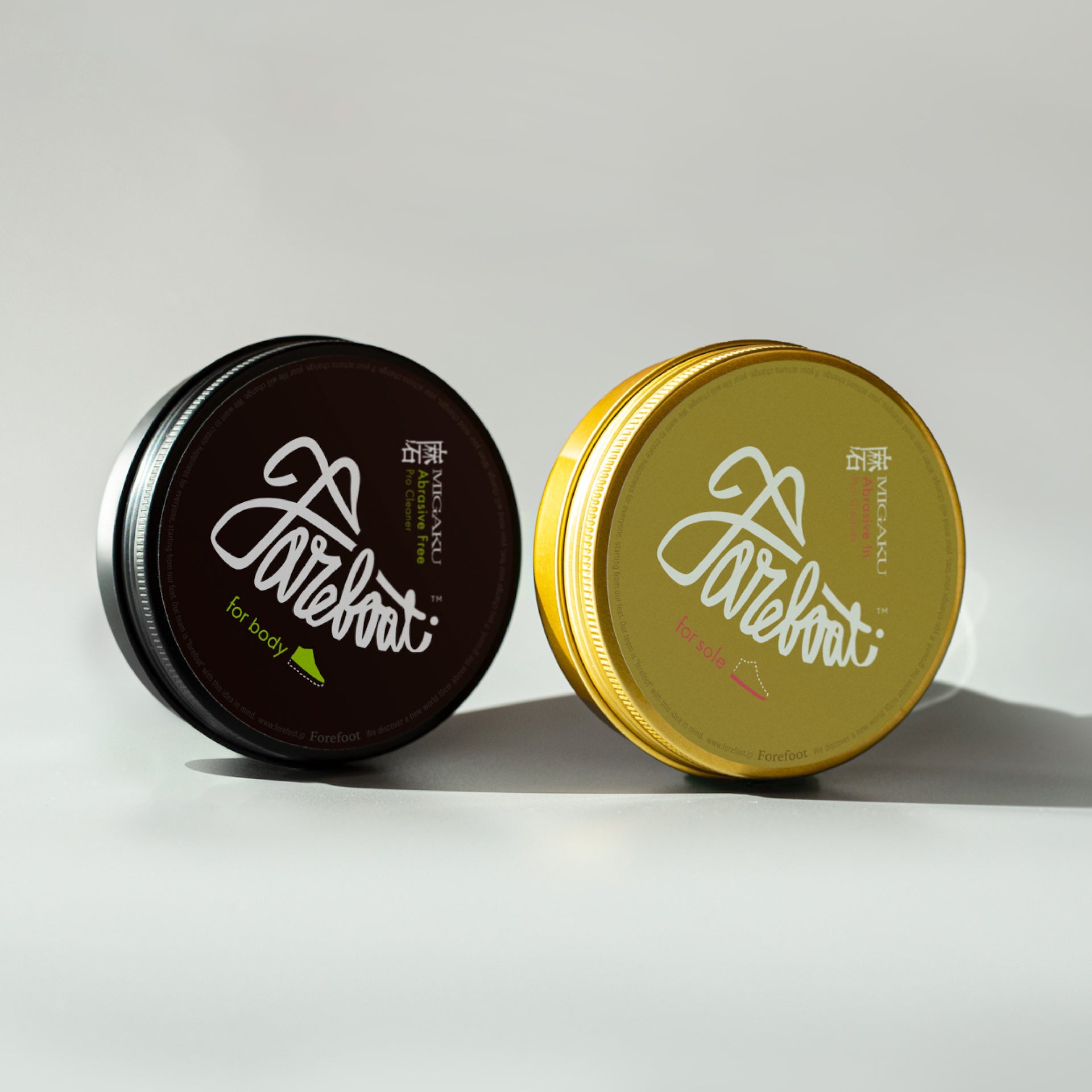 アッパー部分向けの「for body」（黒）とソール向けの「for sole」 （金）