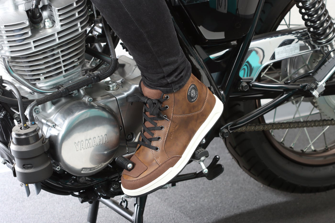 日本人足型に合わせたバイク用ライディングシューズSCOYCO