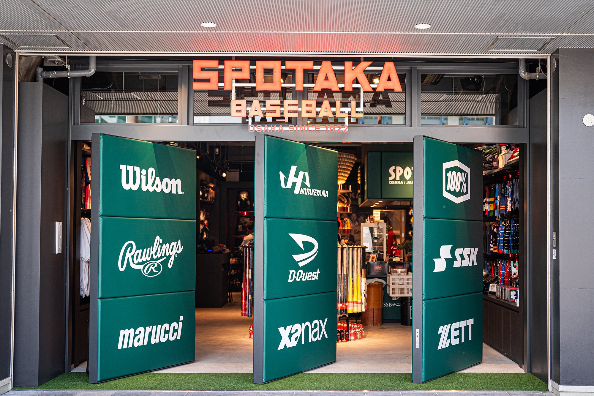 なんばエキカンの野球用品専門店「スポタカベースボール」