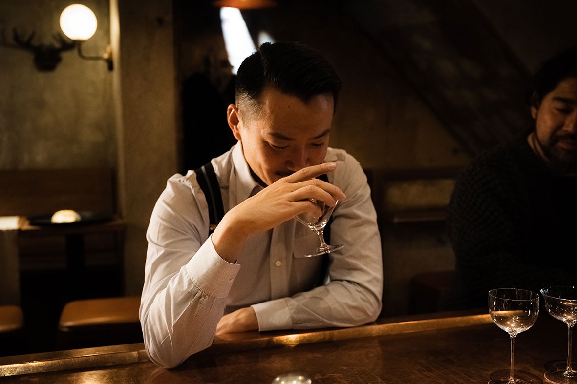 脚を持つだけでなく、盃のようにグラスの縁を掴んで飲めるようにデザイン。飲んでる姿もクール。