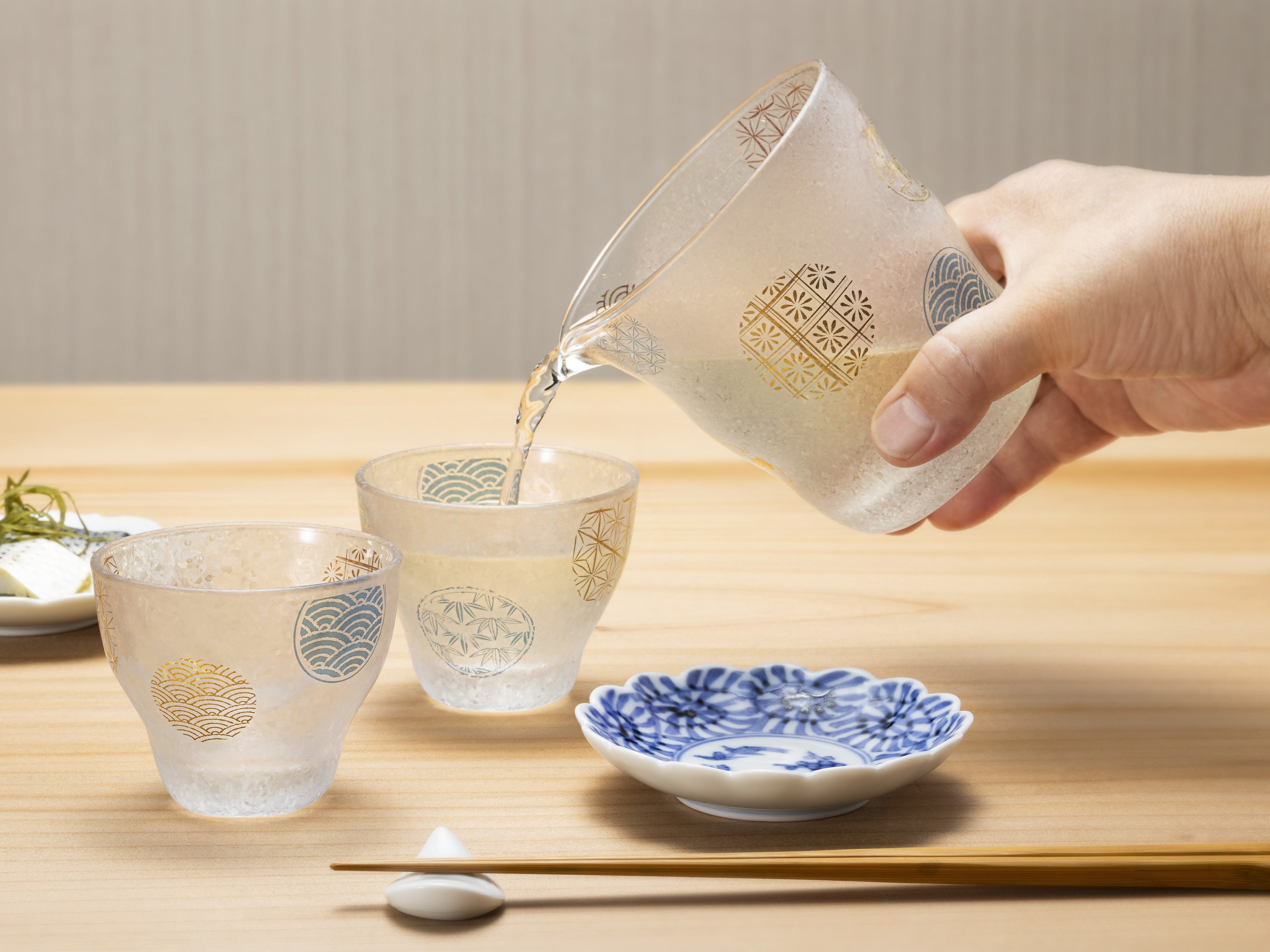 白玉ソース　アンティーク　ガラス　大日本大阪野村吟醸　注ぎ口と底汚れあり　希少 みぞれ加工×金彩 「The Premium NIPPON Taste」桜と丸紋の酒器セットを