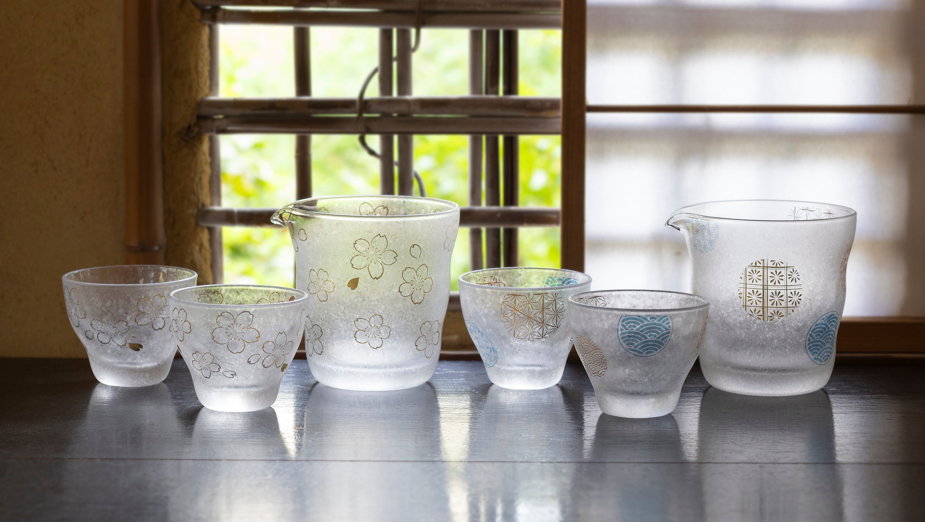 みぞれ加工×金彩 「The Premium NIPPON Taste」桜と丸紋の酒器セットを