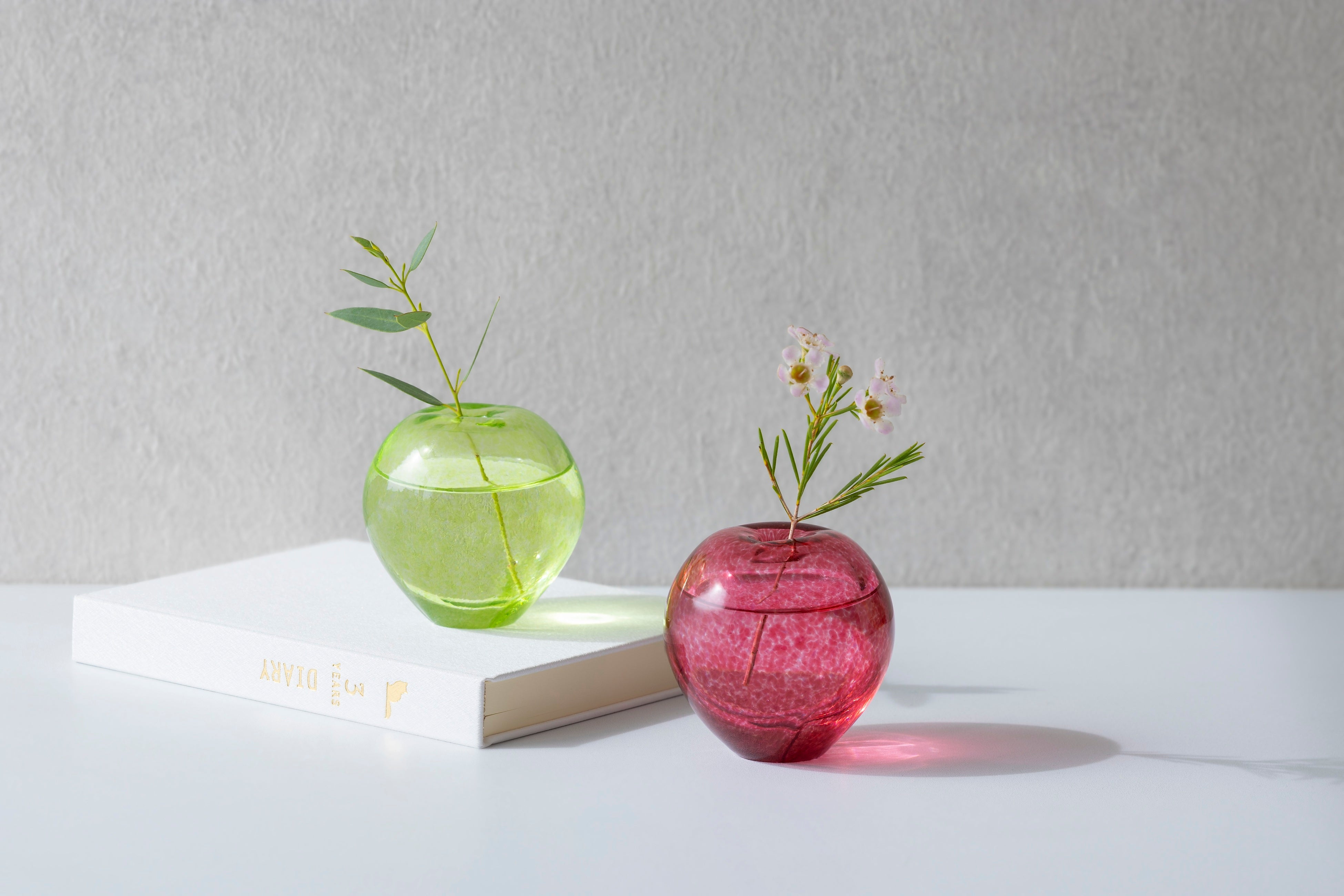 津軽びいどろ りんごをかたどった一輪挿し 11月13日(木)より直営店先行