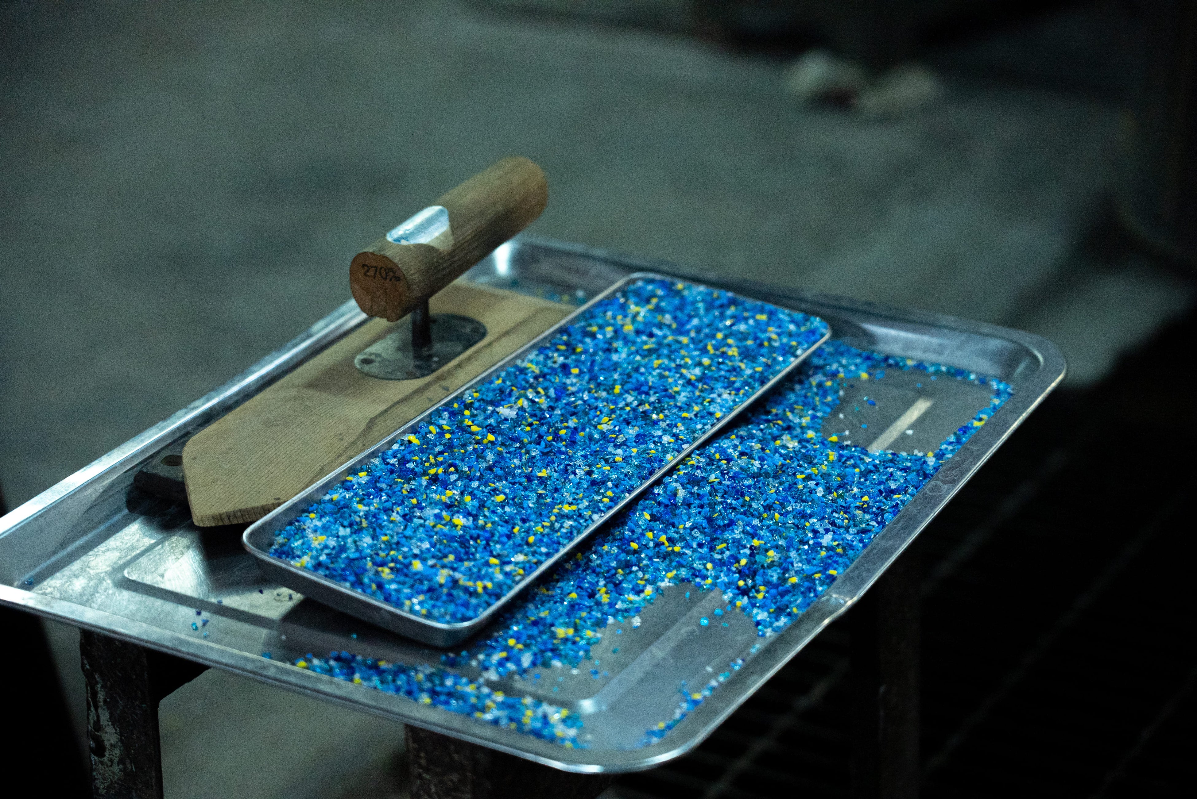 「八重洲の夏」に使われる色ガラス（シモ）