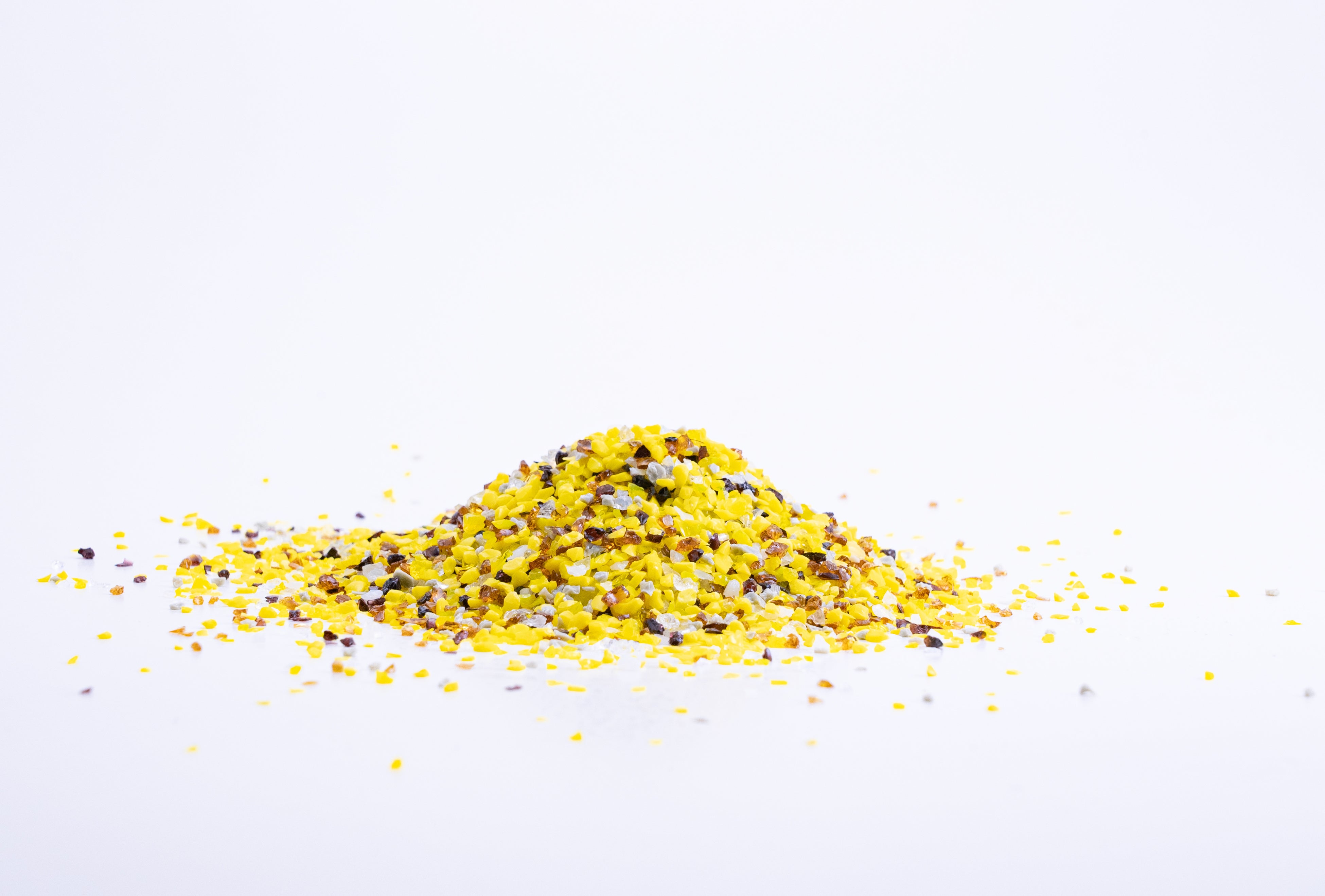 「八重洲の秋」に使われる色ガラス粒（シモ）