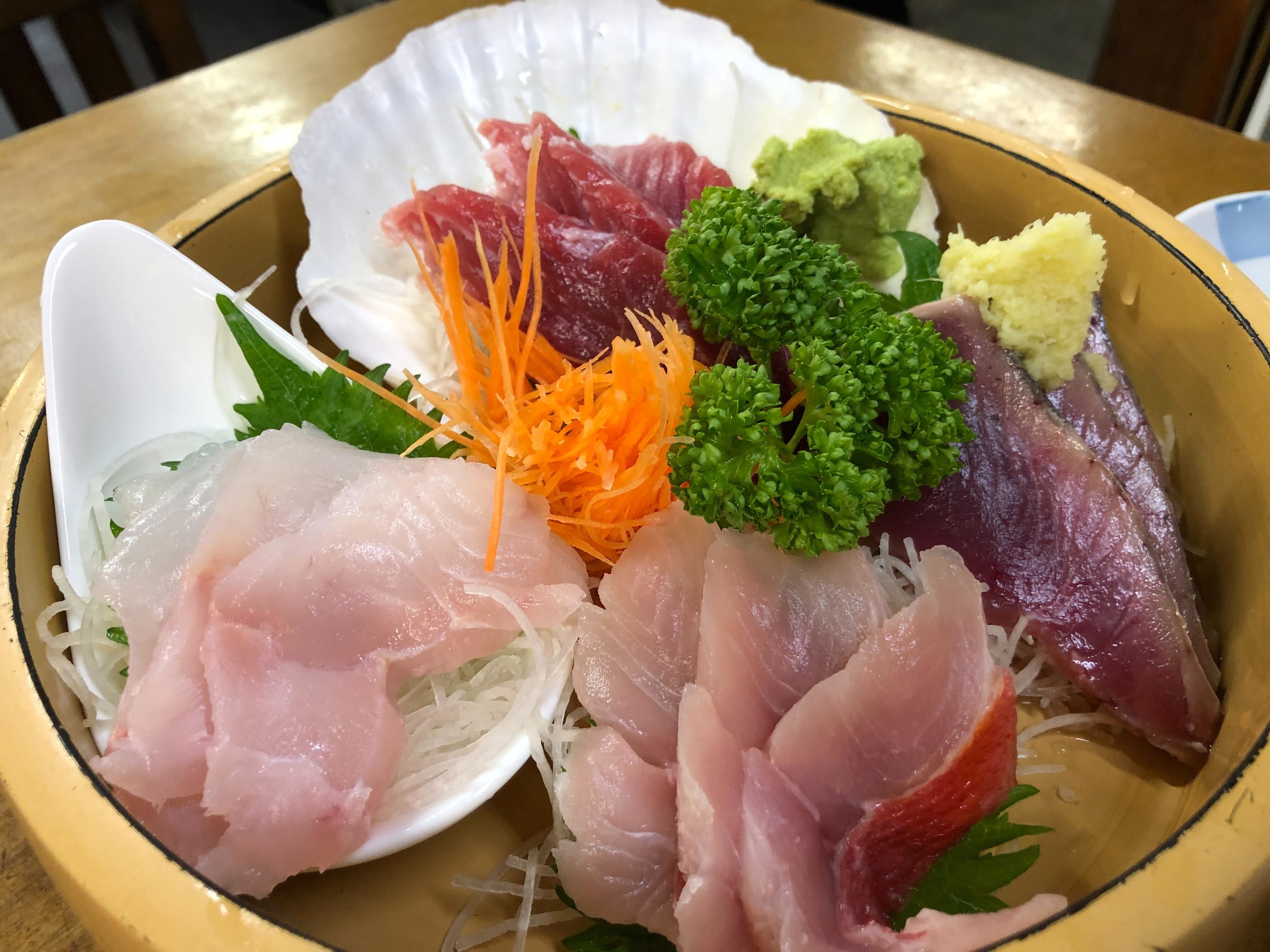 一部特殊冷凍を使用した刺身盛り合わせ