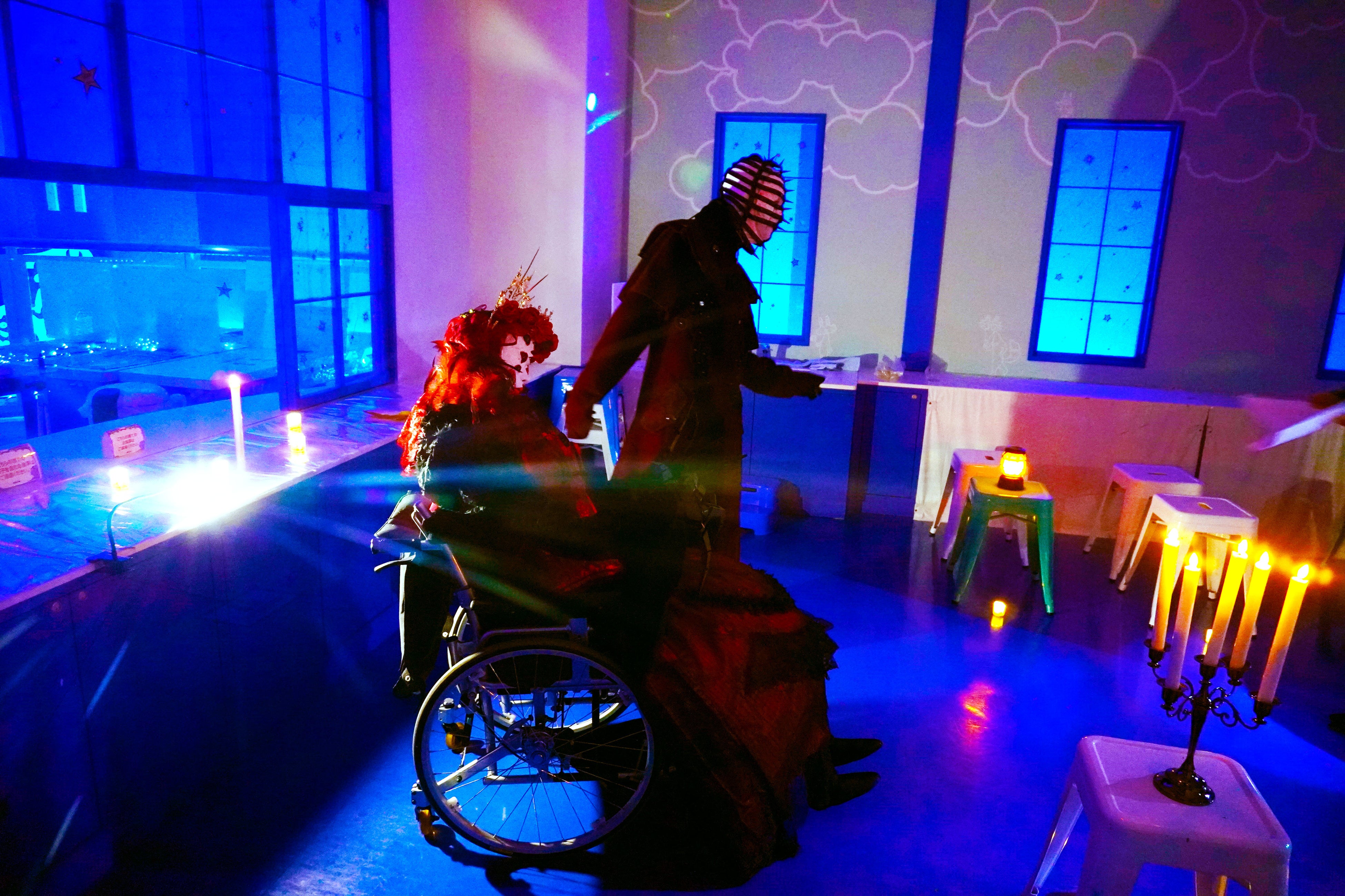 妖艶で美しい車椅子のホラーキャラクター