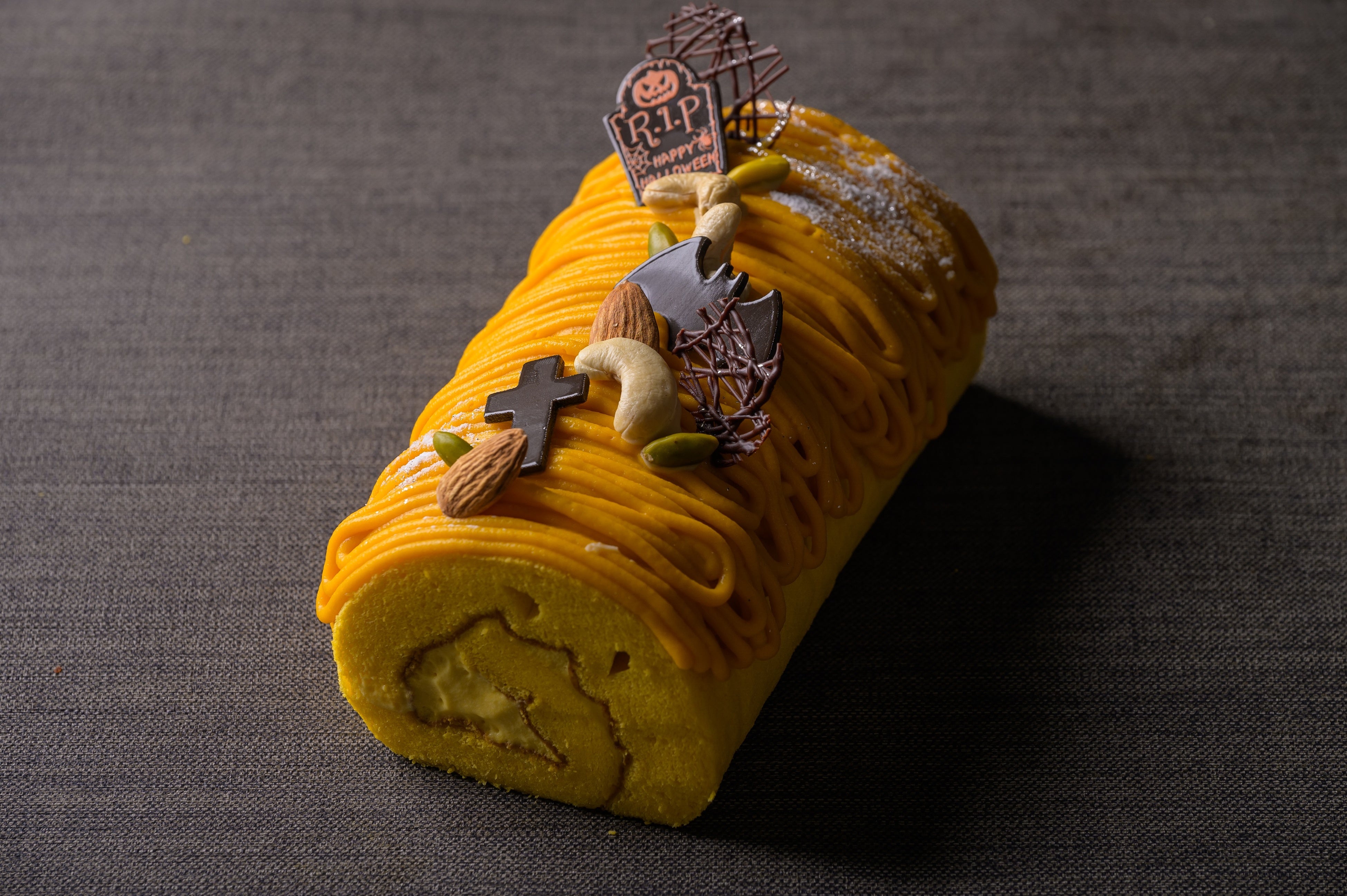 ハロウィンロールケーキ　2,800円　
