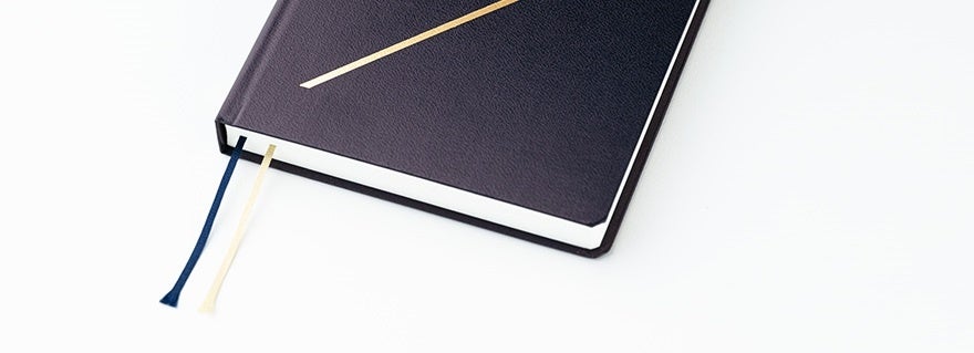 ▲「HON」には、ネイビーとベージュの2本のしおりがついています。