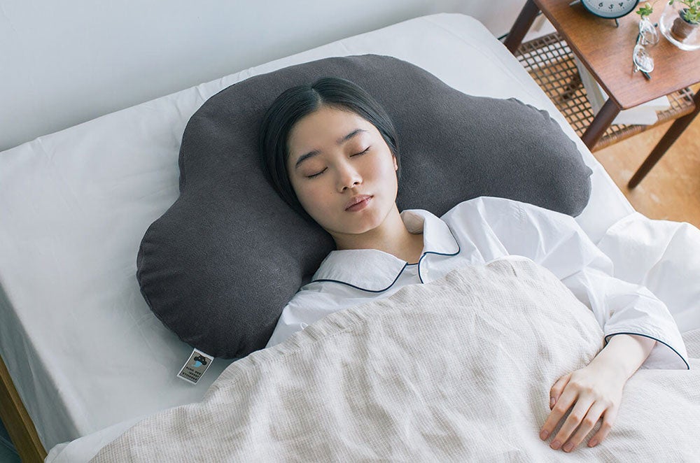 「くまのさかだちまくら」13,750円（税込）※グレー／ホワイト