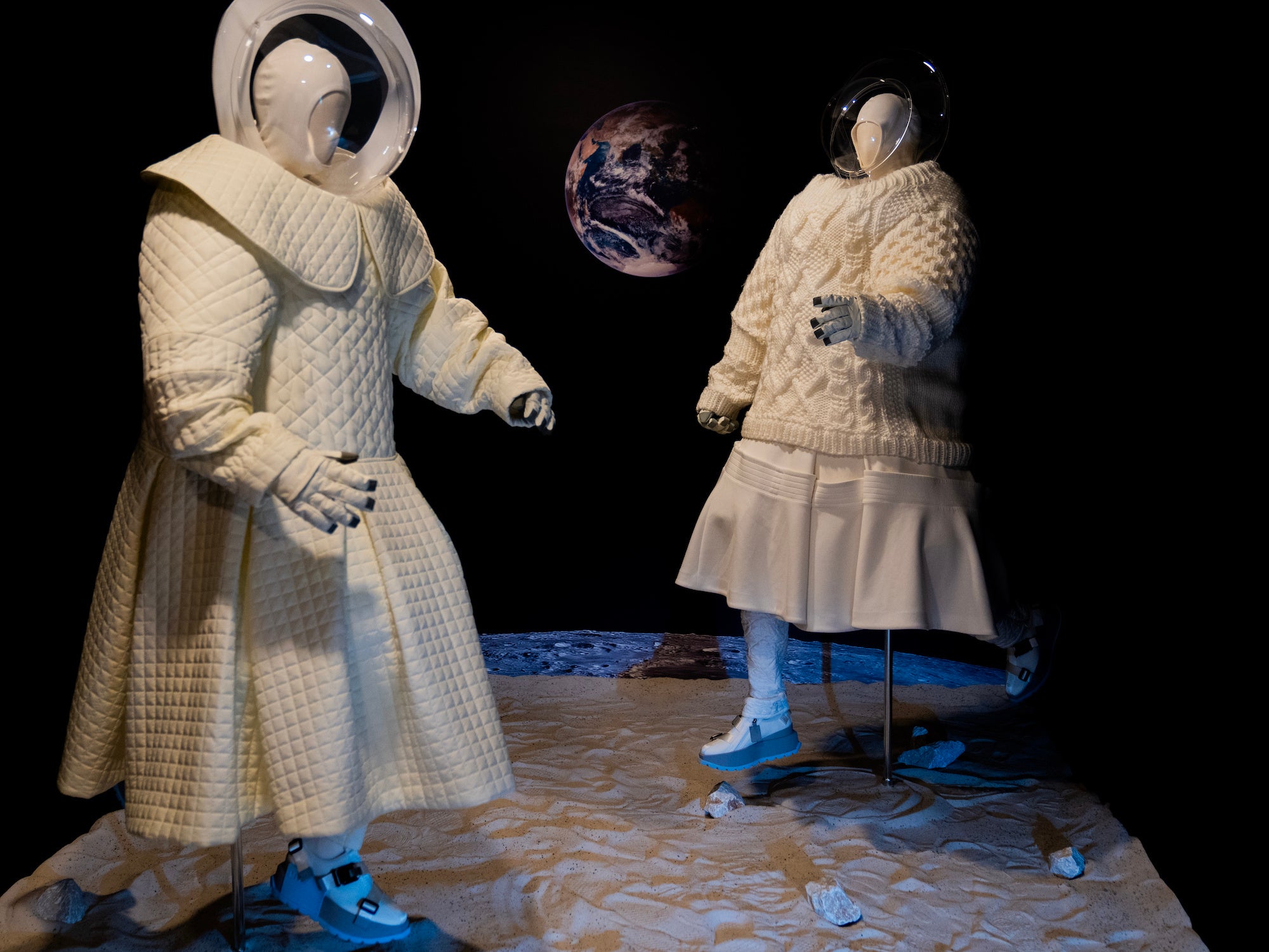 最初のドアを開けると、そこには宇宙空間が。ぜひ月面に足跡を残していってください。