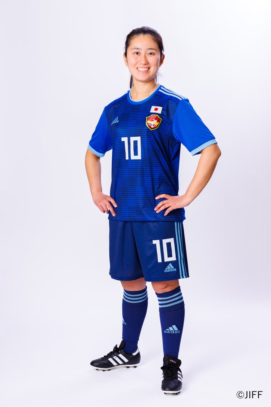 新ユニフォームを着用するろう者サッカー女子日本代表宮田夏実主将