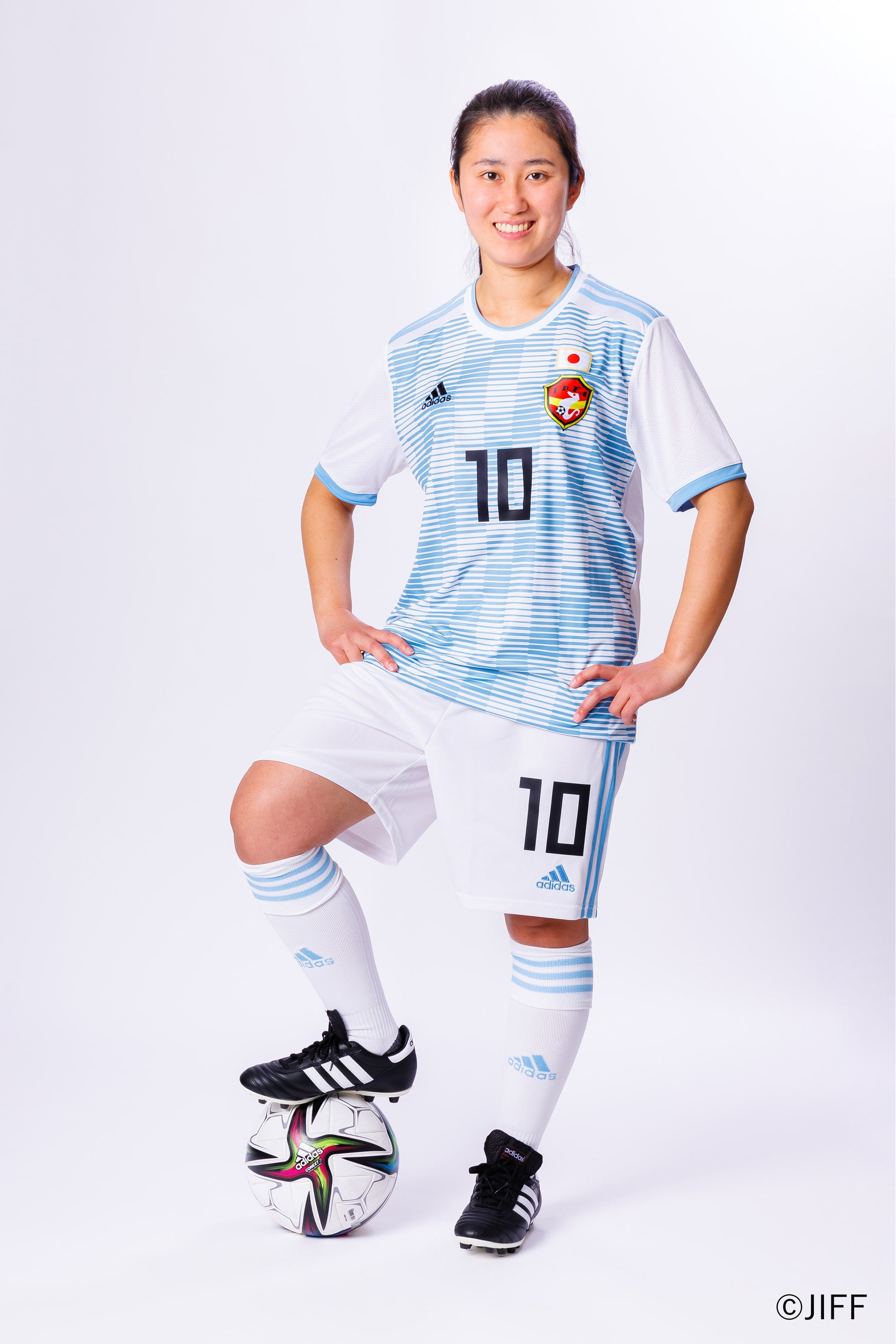 新ユニフォームを着用するろう者サッカー女子日本代表宮田夏実主将