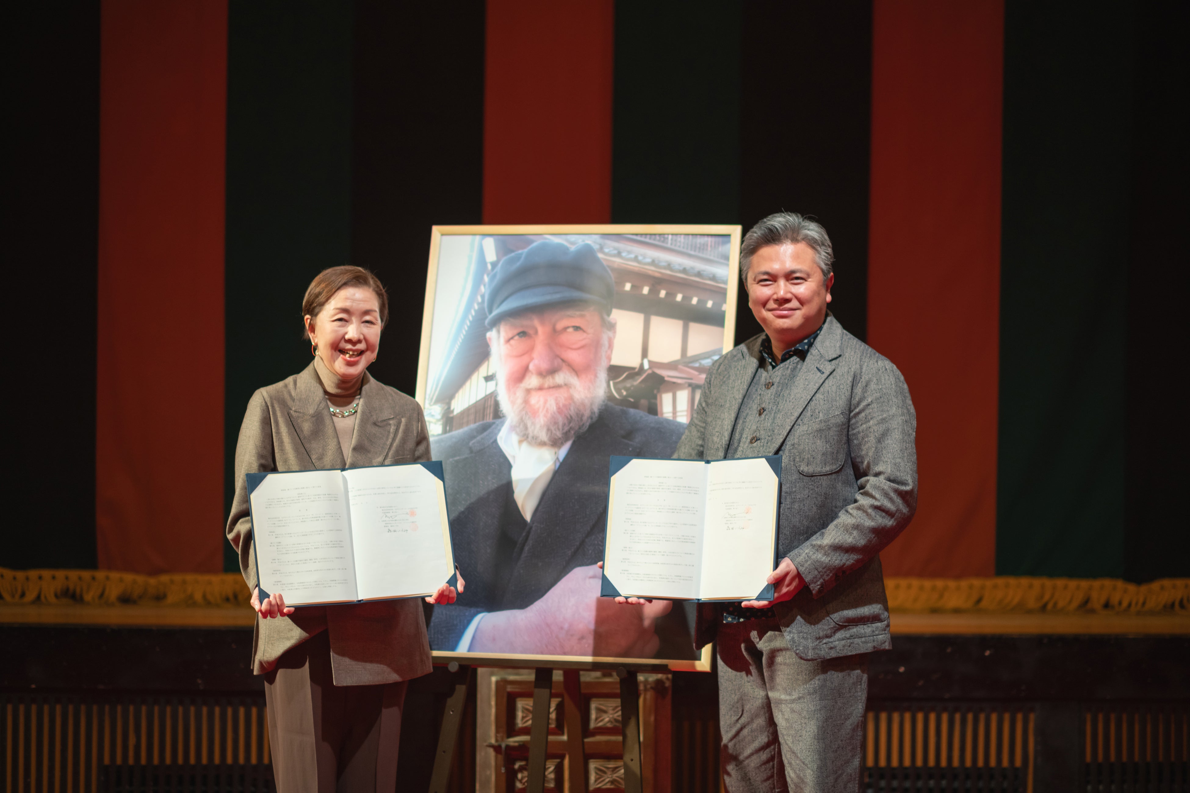 江戸ワンダーランド日光江戸村代表のユキ・リョウイチと、C.W.ニコル・アファンの森財団の森田いづみ理事長