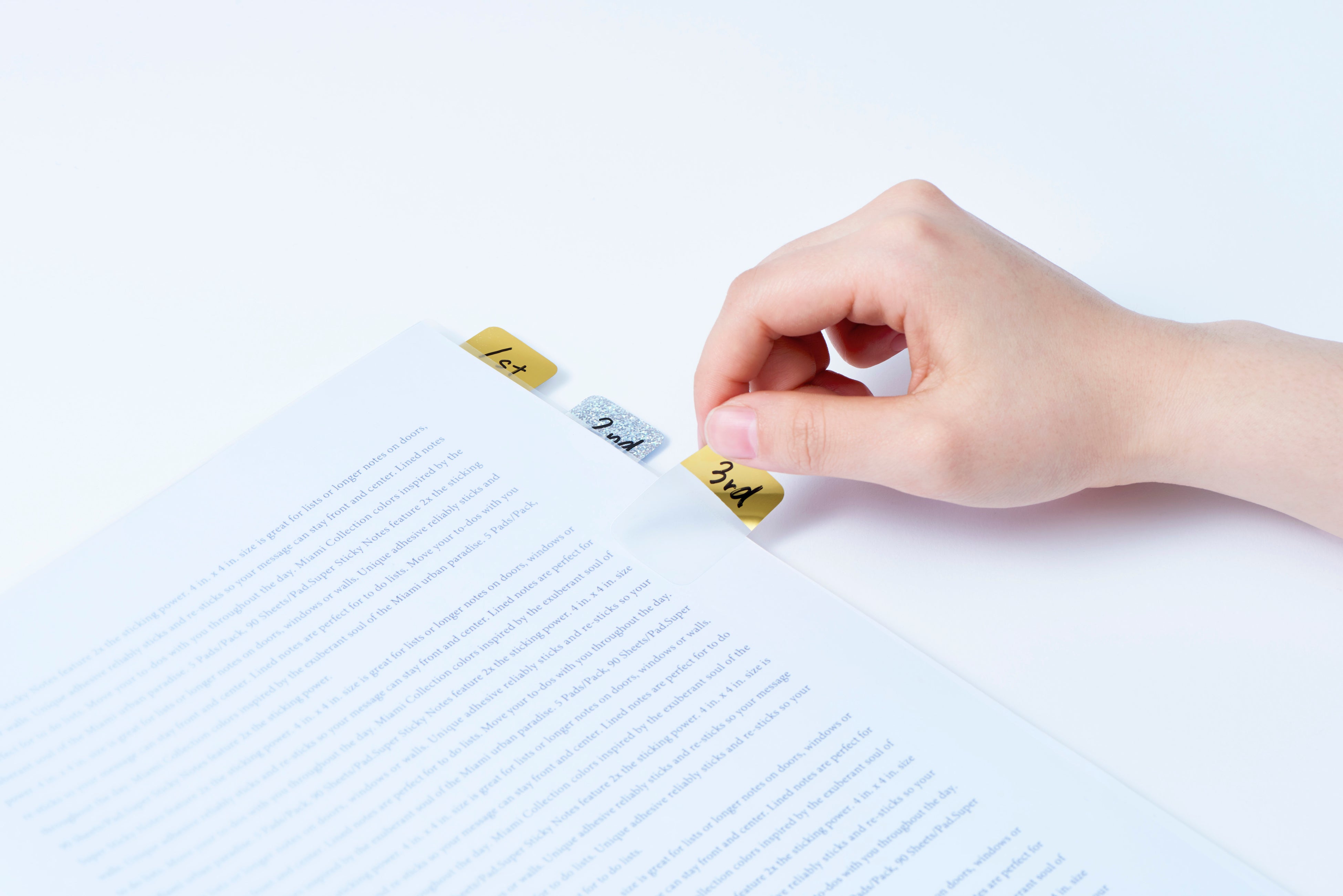 丈夫で破れにくいフィルム素材なので、持ち運びや長期間の保管が必要な書類の目印として使用できます。