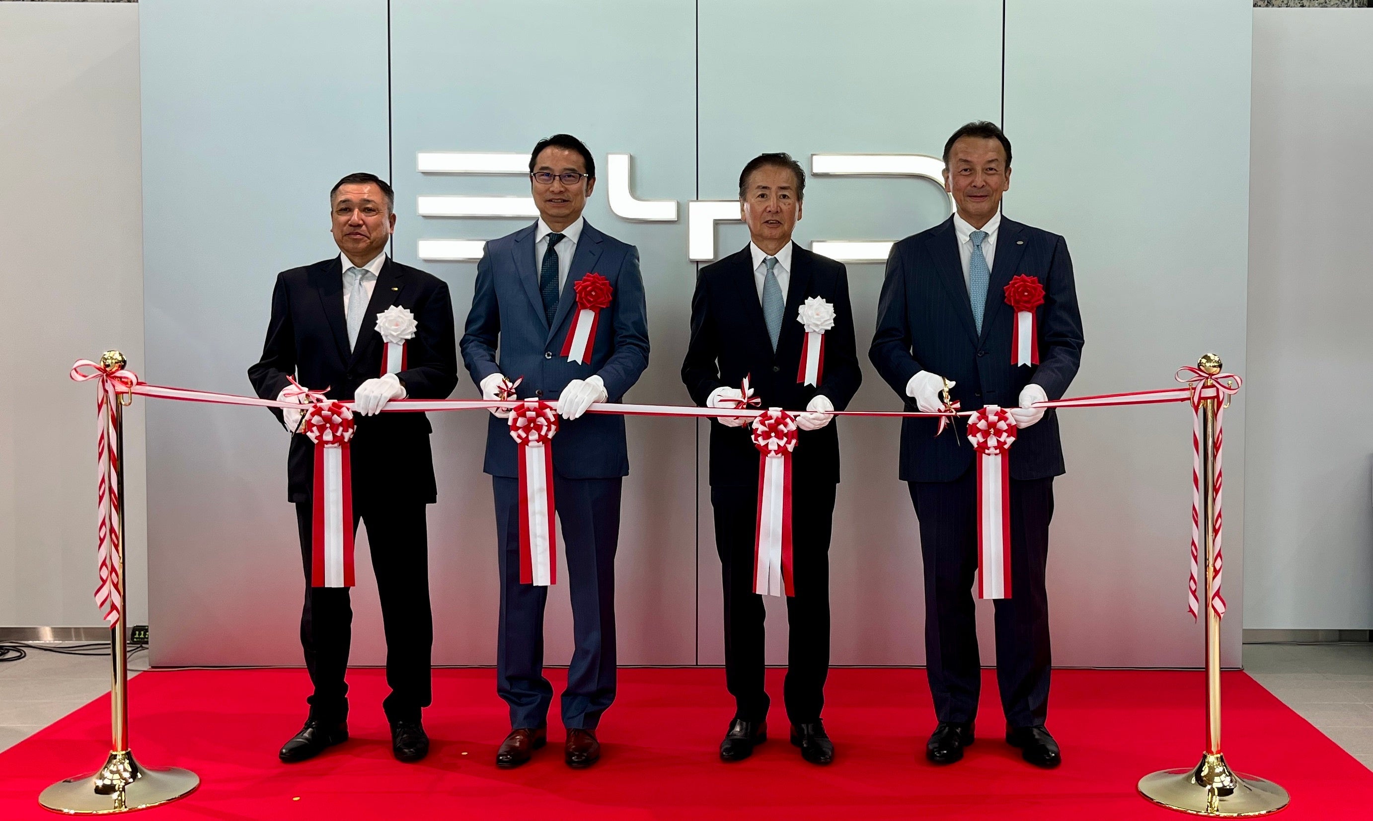 オープニングセレモニーでのテープカットの様子