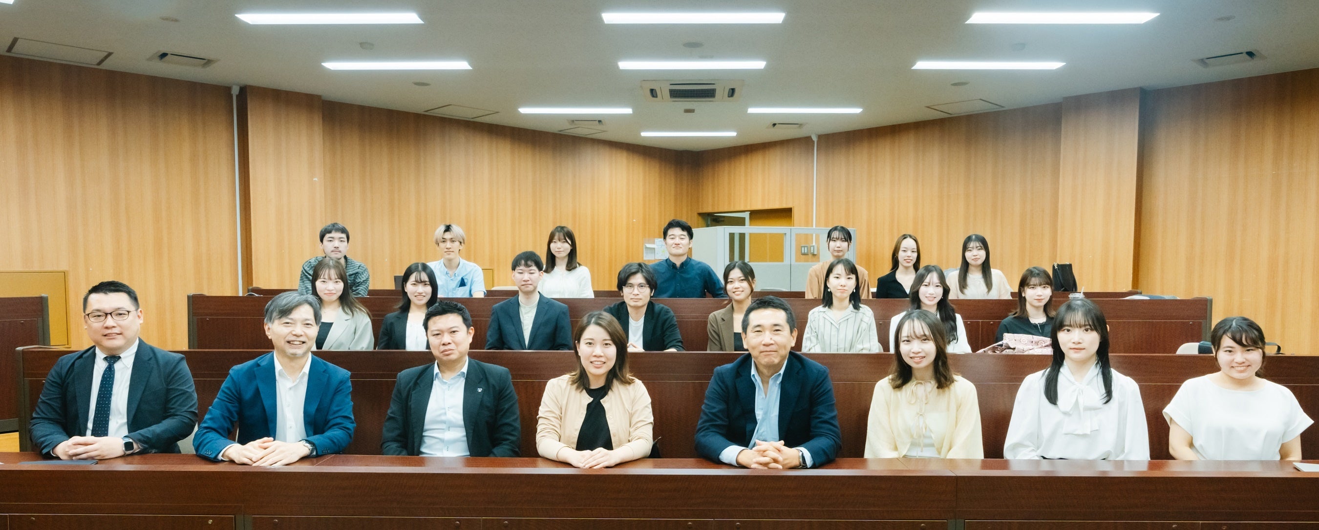 青山学院大学 経営学部教授 小野譲司氏： 前列右から4番目 シンガポール航空 日本支社長 ケニー・テオ氏： 前列左から3番目