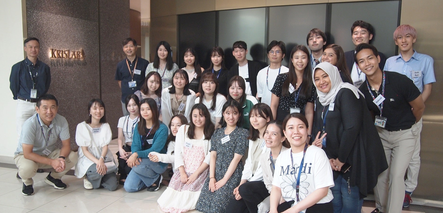 青山学院大学 経営学部教授 小野譲司氏: 前列左端 シンガポール航空 カスタマーインサイト・シニアマネージャ ジェラルド・タン氏: 2列目左端