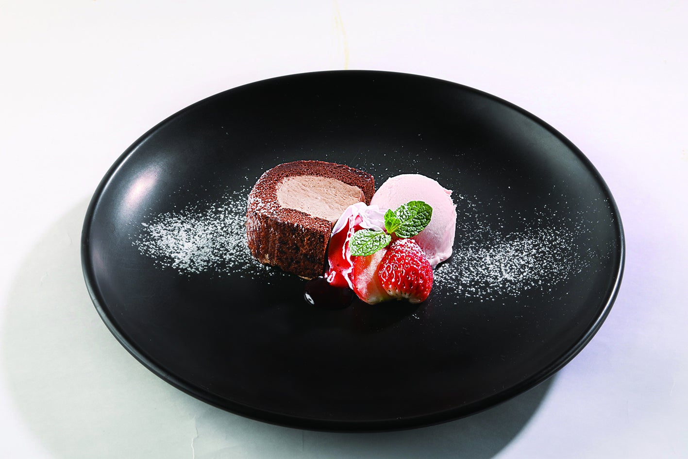 チョコロールケーキの苺アイス添え