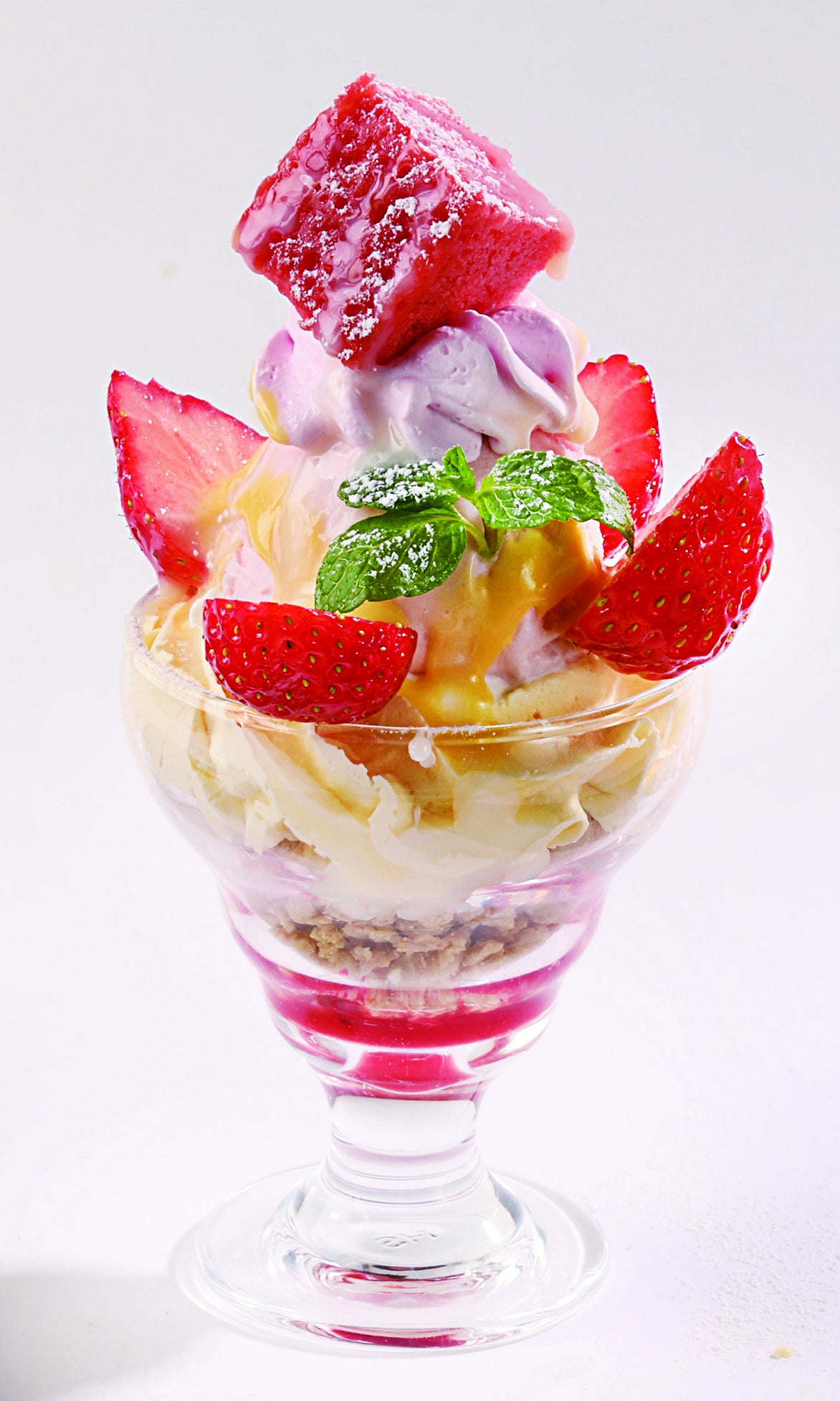 苺のミニパフェ