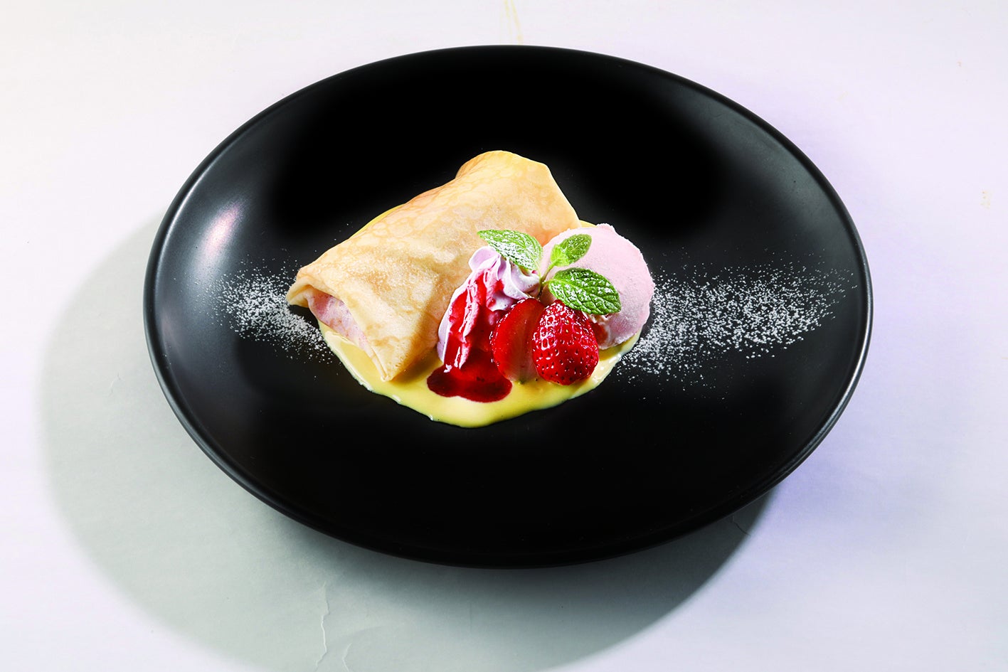 たっぷりクリームの苺クレープ ～アングレーズソースにのせて～