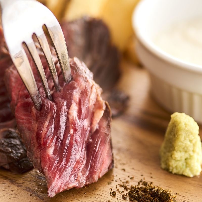 牛ハラミのグリル　1,199円 丁寧に焼き上げたハラミは特製の山わさびソースによく合う！