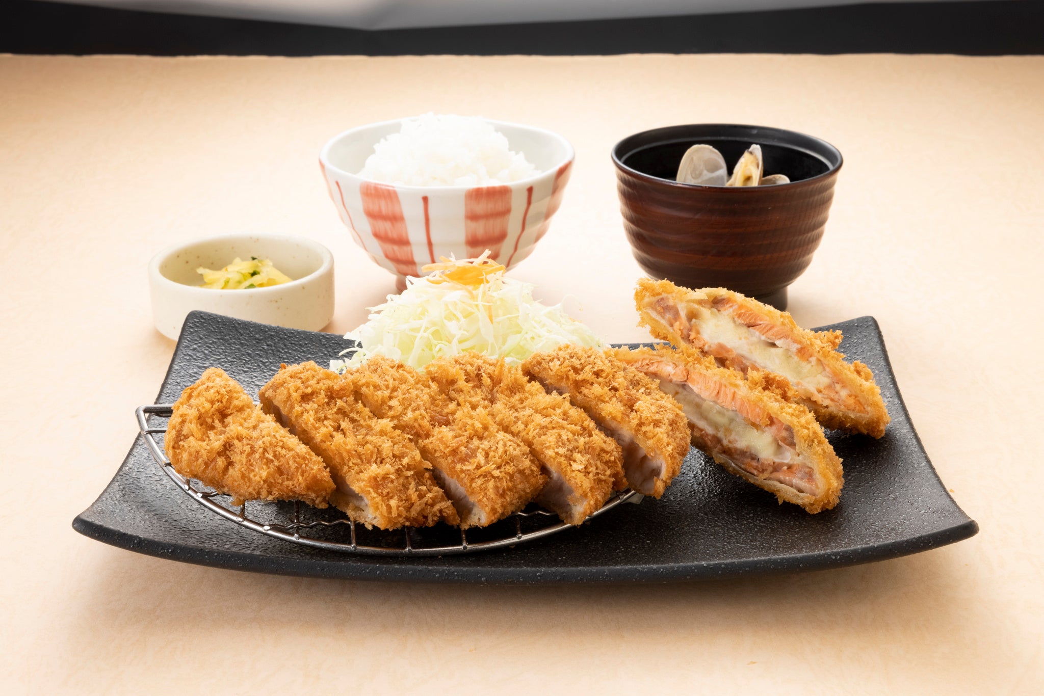 「かごしま六穀豚」プレミアムとんかつ＆ サーモンクリームチーズフライ定食