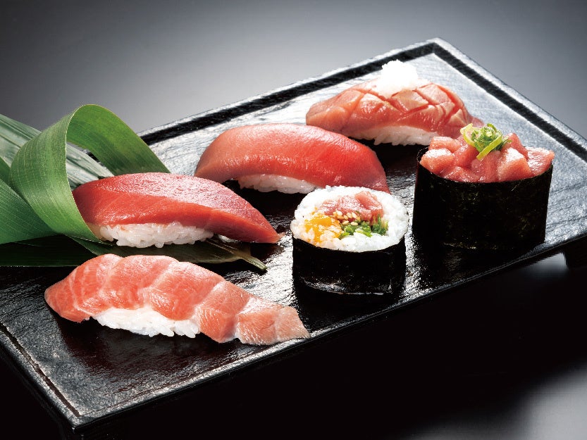 本まぐろ食べ比べ六貫（大とろ、中とろ、赤身、とろ炙り、ネギ玉巻き、たたき軍艦）