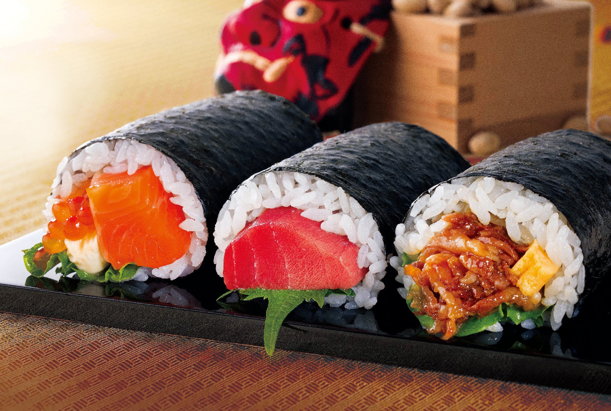 至福の恵方巻食べ比べハーフセット1セット4,600円 ＜本まぐろ中とろ太巻・渥美プレミアムラスサーモン太巻・松阪牛太巻＞