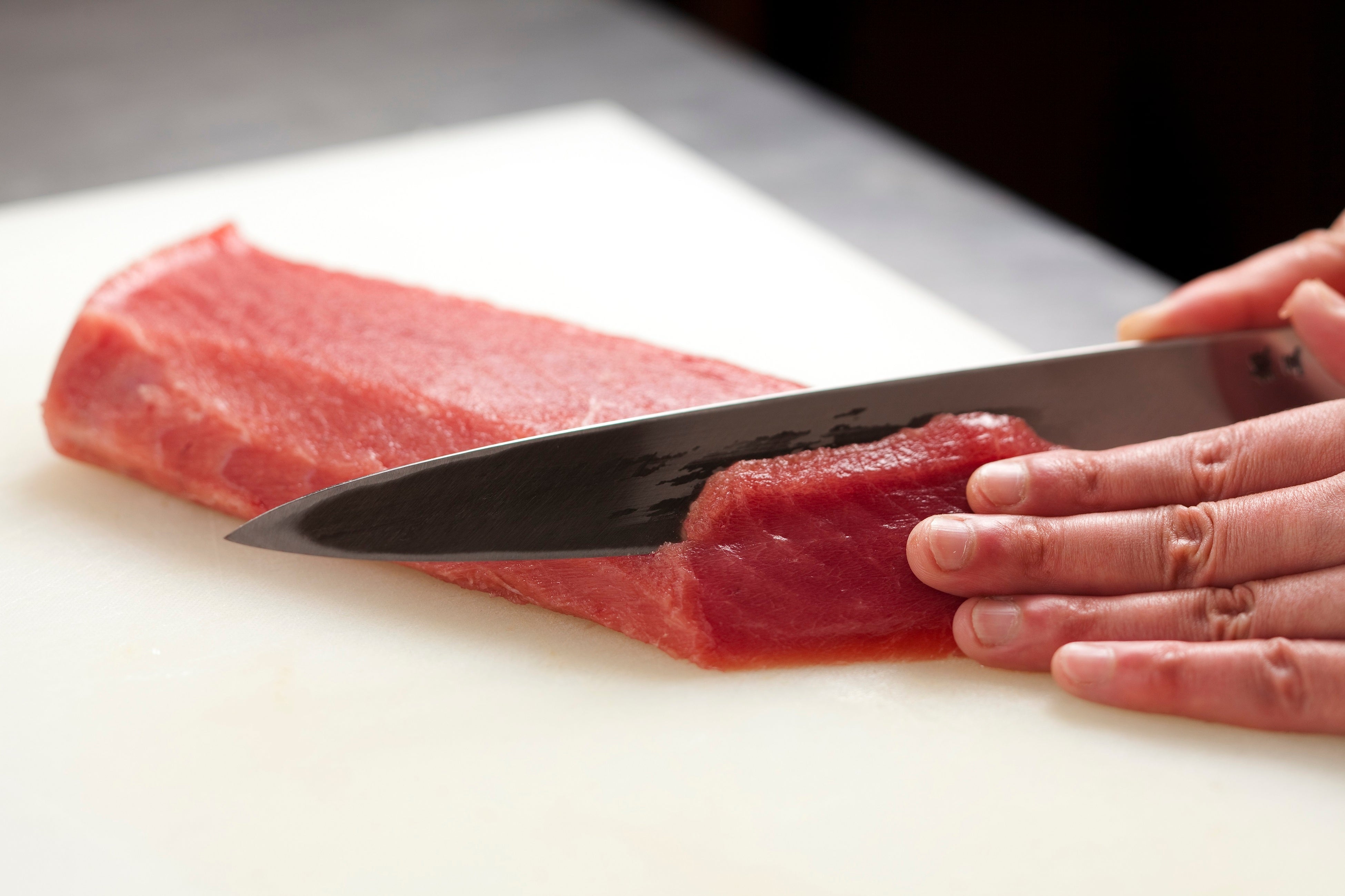 職人の技で丁寧に仕込みを行います。