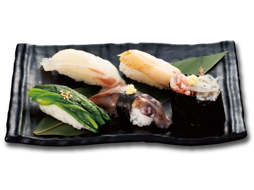 春の特選五貫盛り第一弾 930円  (アセロラ真鯛・赤梅貝・ほうれん草漬け・生ほたるいか・生しらす生桜えび合盛り軍艦)