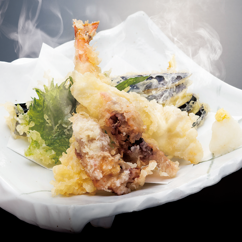 春の天ぷら盛り合わせ　590円  （アセロラ真鯛・ほたるいか・えび・なす・大葉）